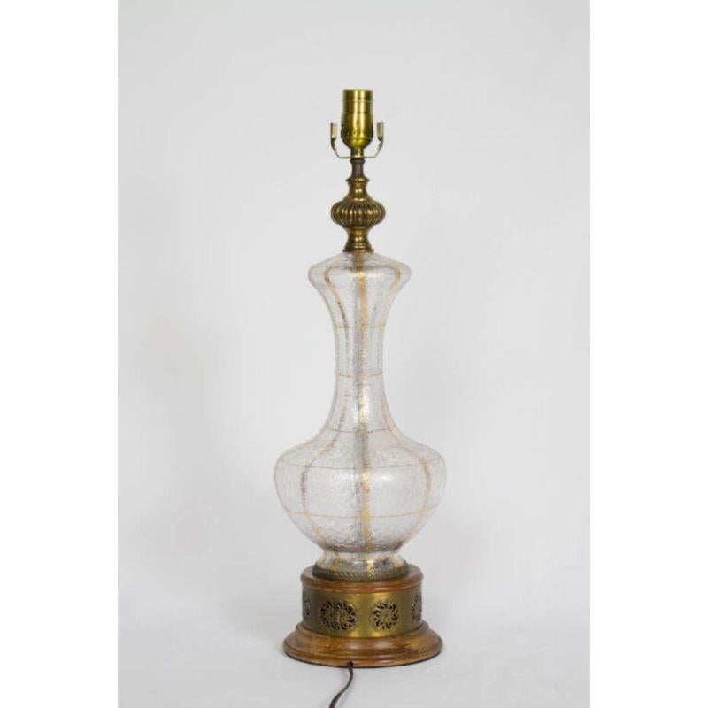 20ième siècle Lampe de table en verre des années 70 avec accents dorés et base en bois en vente