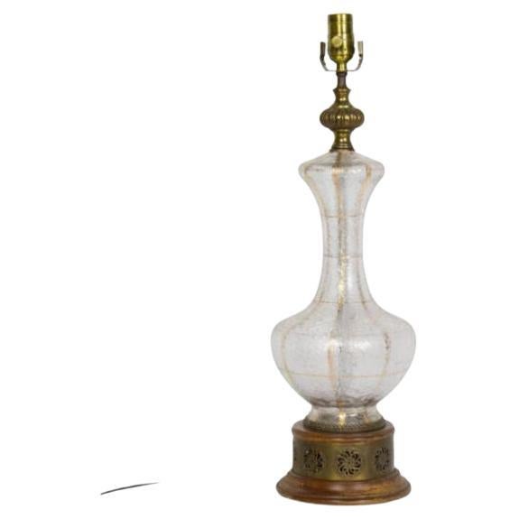 Lampe de table en verre des années 70 avec accents dorés et base en bois en vente