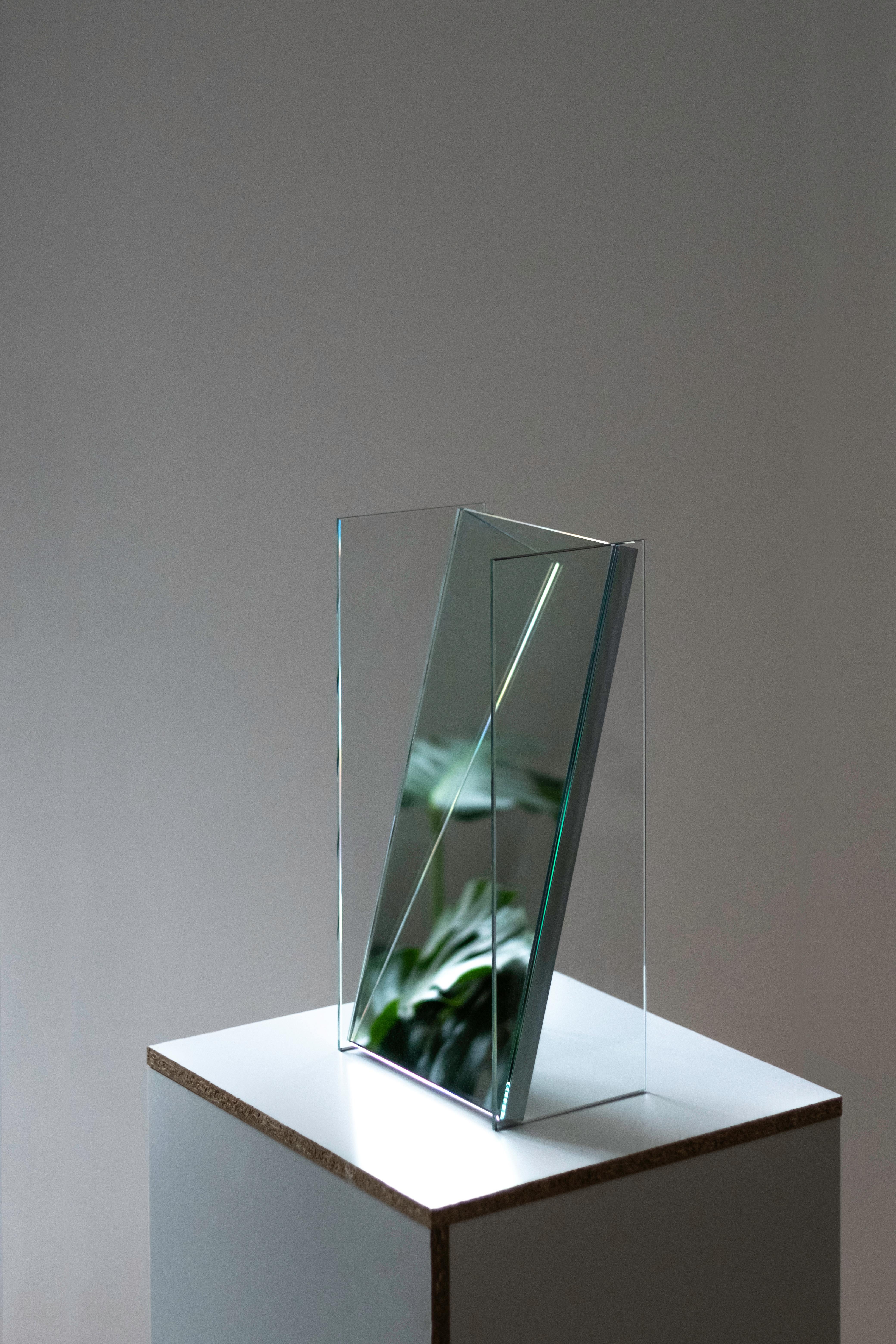 Miroir 90 par Maxime Louis-Courcier
Dimensions : L 24 x D 16 x H 46 cm
Matériaux : Verre trempé transparent, aluminium
D'autres tailles sont disponibles, veuillez nous contacter pour toute demande.

À propos de

Maxime Louis-Courcier est un artiste
