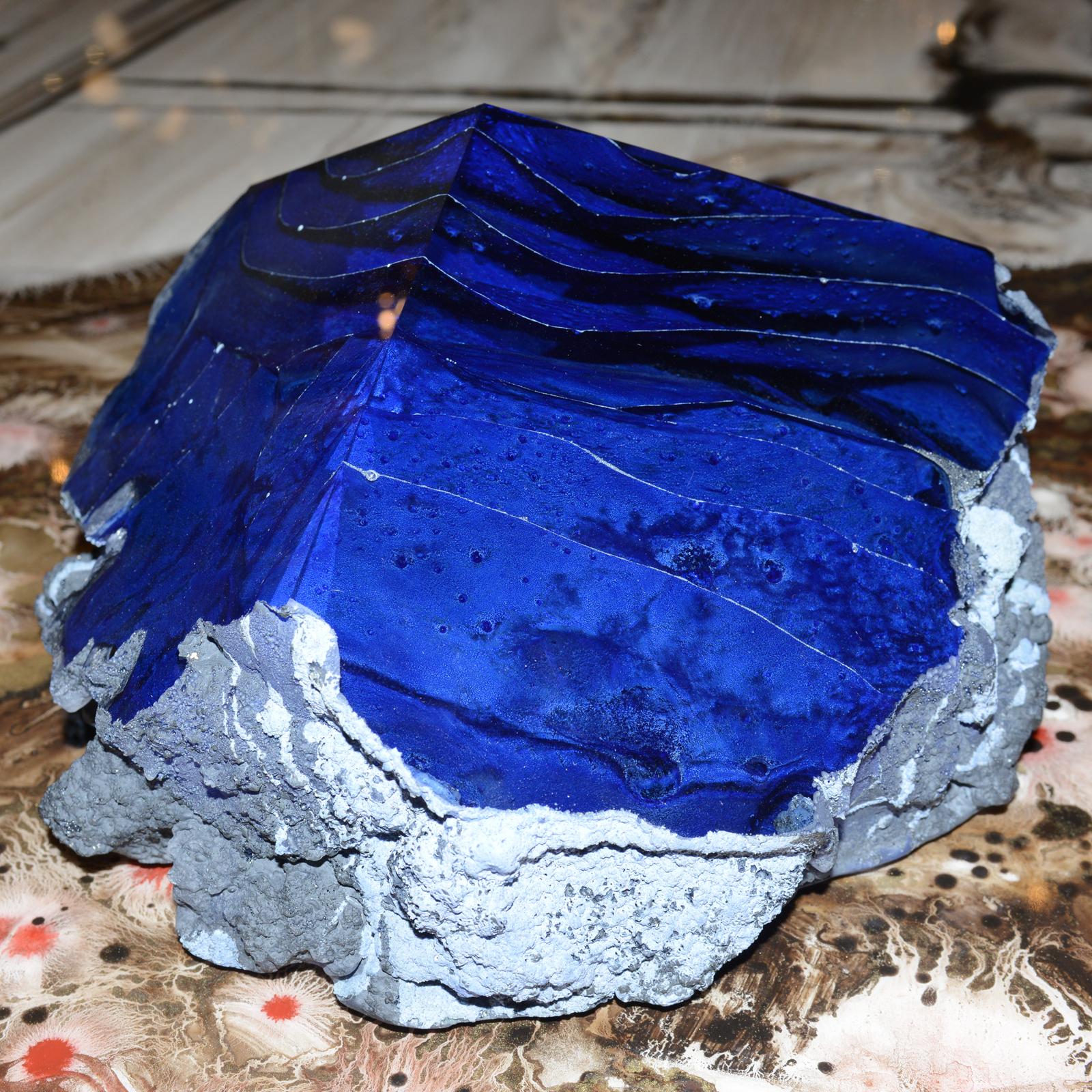 Sculpture en verre alchimie rouge et bleu, ensemble de deux, réalisée avec
Pâte de verre, avec des bandes de pâte de verre polies et moulées, 
colorés avec des pigments en poudre rouge ou en poudre bleue et 
coulé sur une base en pierre brute. Pièce