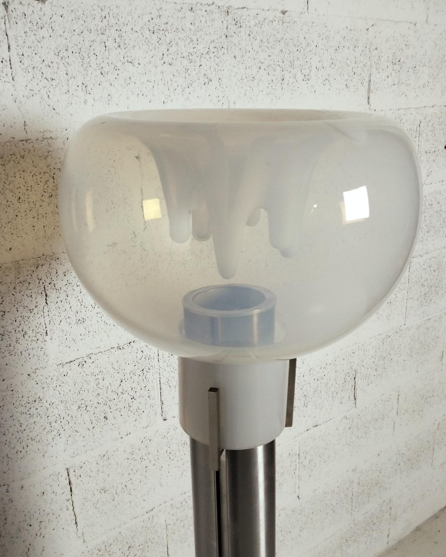 Mid-Century moderno Lampada da terra in vetro e alluminio di Toni Zuccheri per Mazzega , anni '70 in vendita