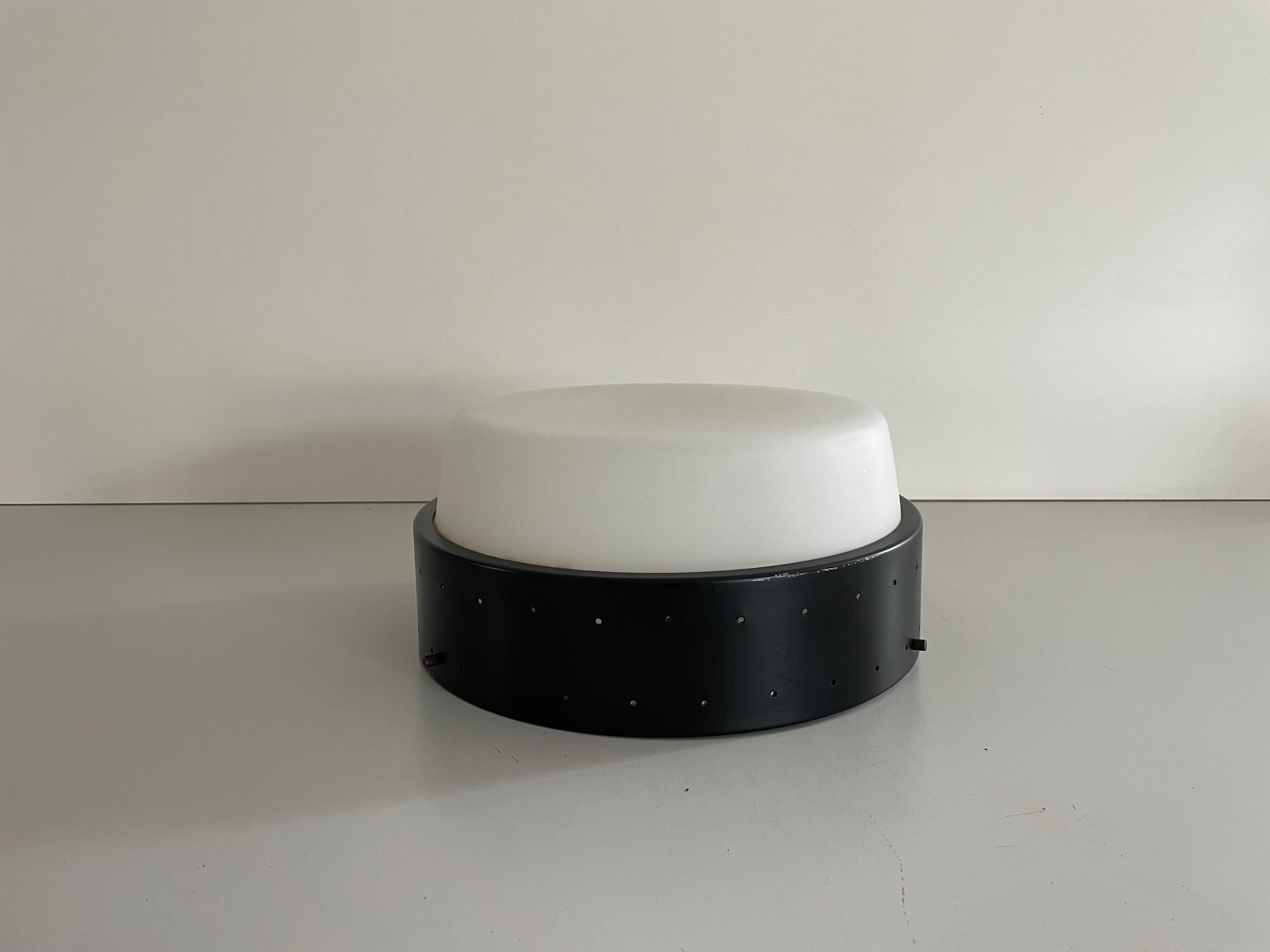 Empotrable redondo de cristal y metal negro de Greco illuminazione, años 50, Ita

La pantalla está en muy buen estado vintage.

Esta lámpara funciona con  2 bombillas E27. 
Con cable y apto para su uso con 220 V y 110 V para todos los