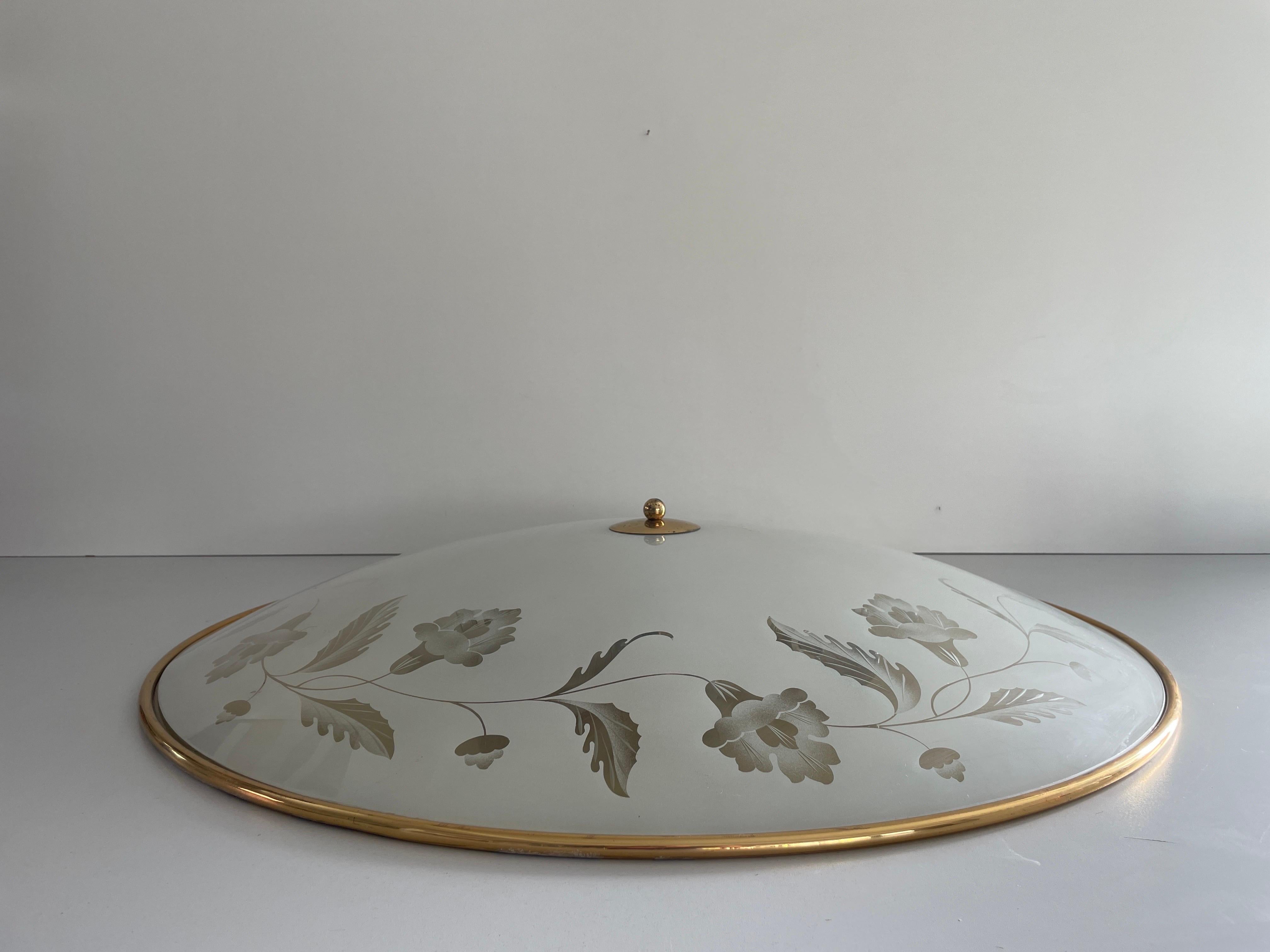Casino-Deckenleuchte aus Glas und Messing mit 80 cm Durchmesser, 1960er Jahre, Italien

Der Lampenschirm ist in sehr gutem Vintage-Zustand.

Diese Lampe funktioniert mit 10x E14 Glühbirnen. 
Verkabelt und geeignet für 220V und 110V für alle