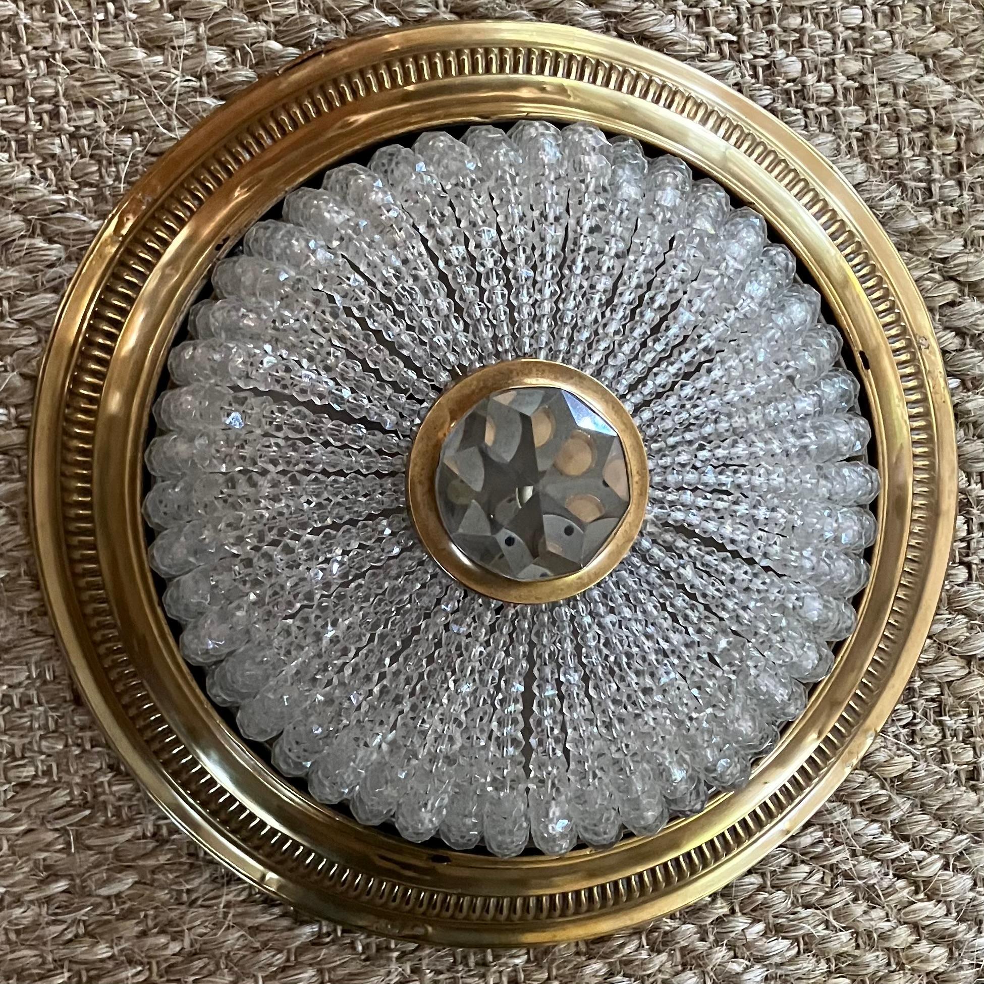 Kuppelleuchte mit Glas- und Messingperlen. Italienische Kuppelleuchte aus dem letzten Viertel des 19. Jahrhunderts mit geprägtem Messingrand und geschliffenem Glasknauf als Abschluss. Italien, Ende des 19. Jahrhunderts. 

Abmessungen: 14