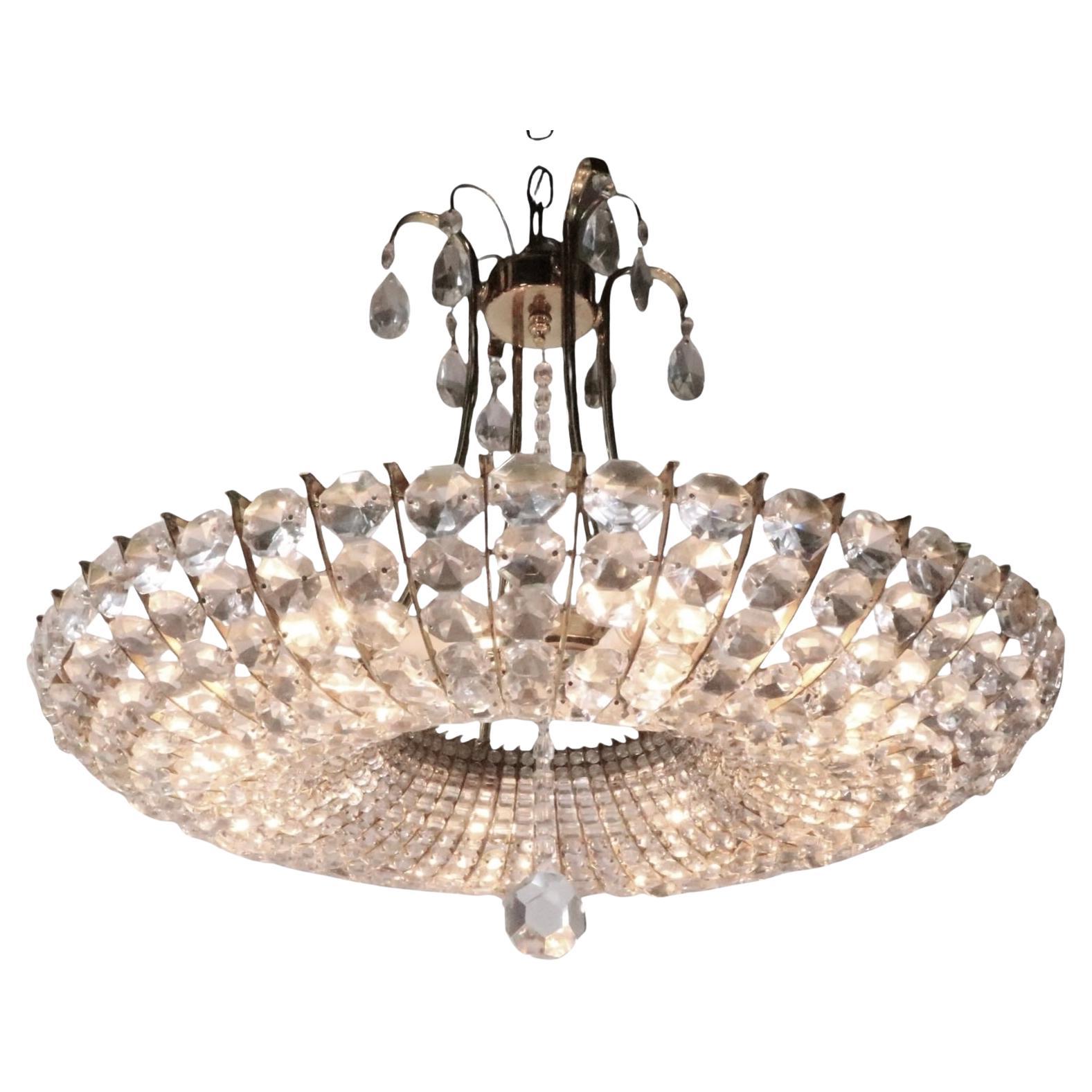 Lustre à vasque inversée en cristal et laiton de style Hollywood Regency, chic, élégant et sophistiqué. Ce luminaire présente des caractéristiques répétitives  éléments en verre à facettes dans le cadre en laiton, pour former un bol circulaire en