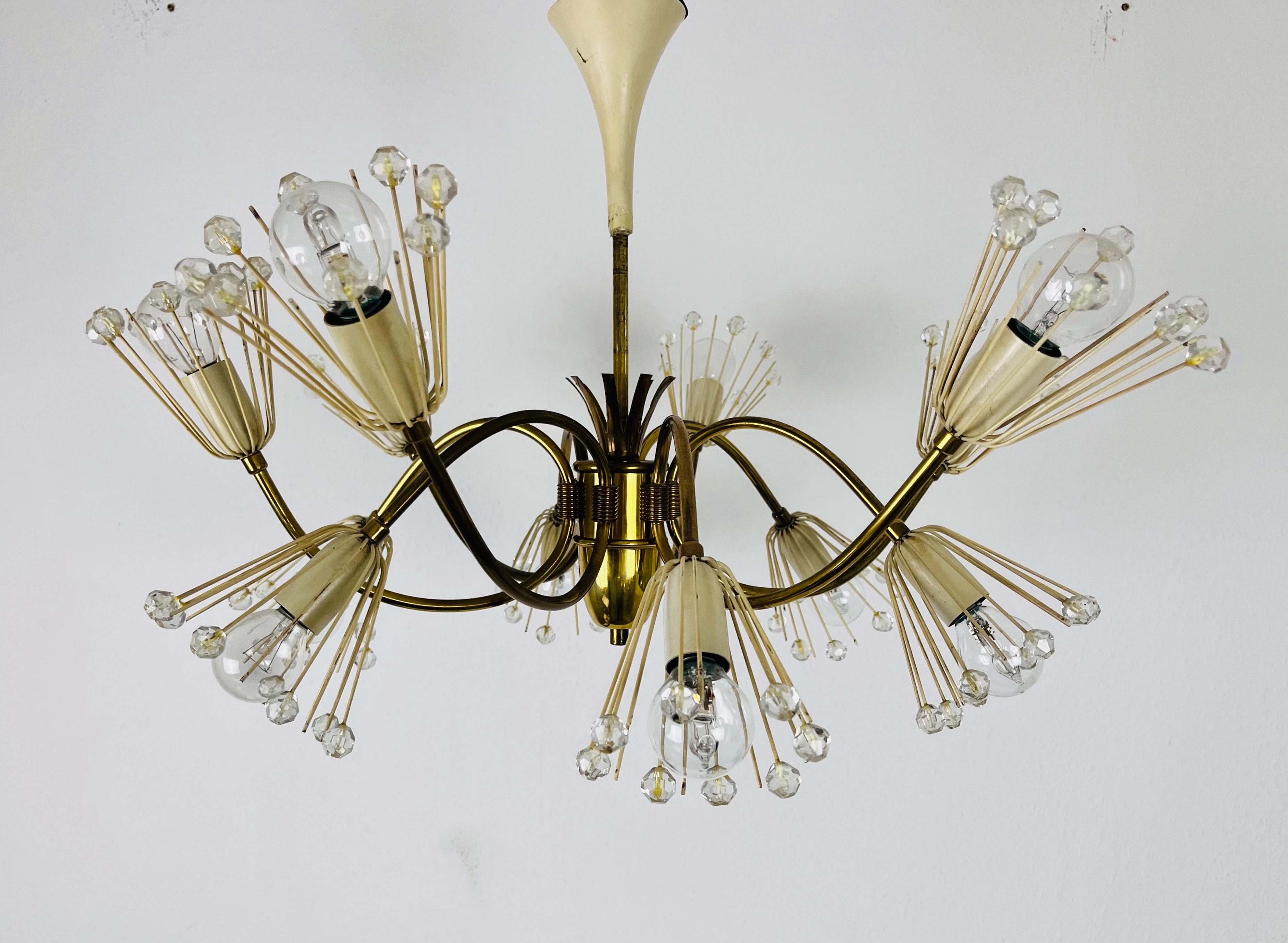Ein schöner Kronleuchter von Emil Stejnar für Rupert Nikoll, Österreich, aus den 1960er Jahren. Die Beleuchtung hat ein erstaunliches Midcentury-Design. Er ist aus Messing und kleinen Gläsern gefertigt. Die Leuchte hat ein sehr schönes florales