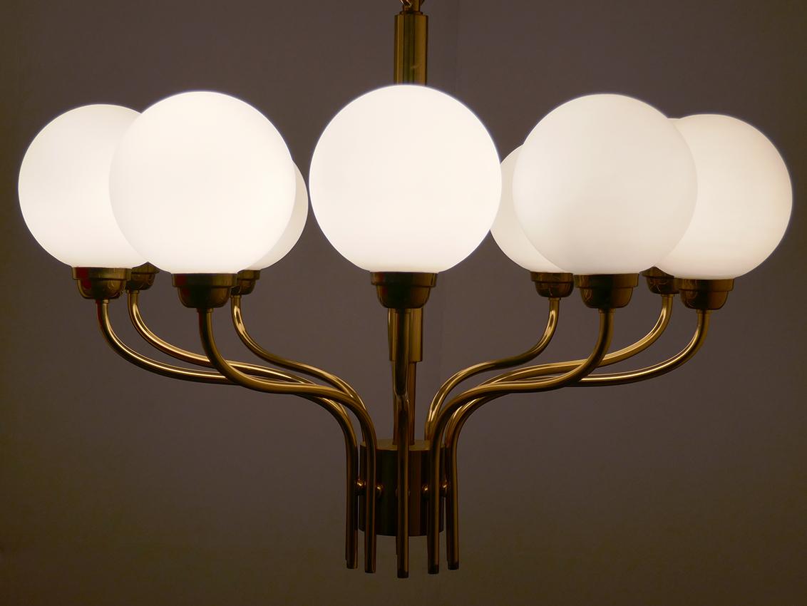 Spectacular vintage Sputnik, Orbit chandelier with ten white blown glass globes, 1950s.

Lamp sockets: 10.