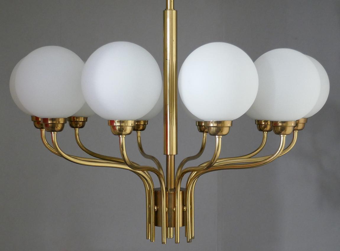 Mid-Century moderno Lampadario a sospensione in vetro e ottone, anni '60 in vendita