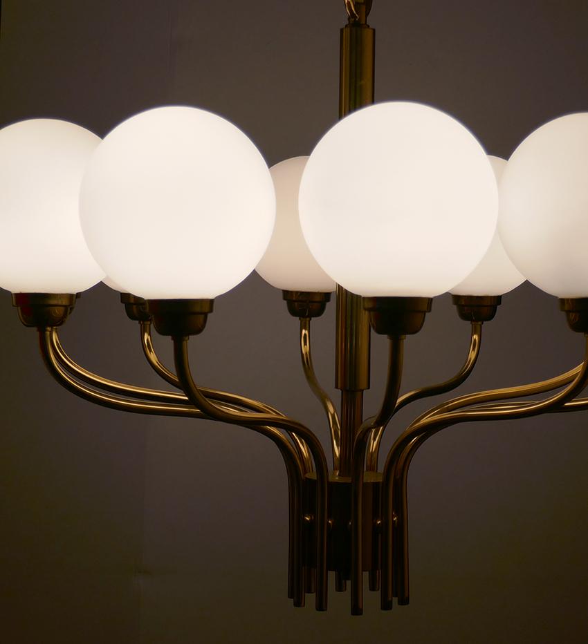 XX secolo Lampadario a sospensione in vetro e ottone, anni '60 in vendita