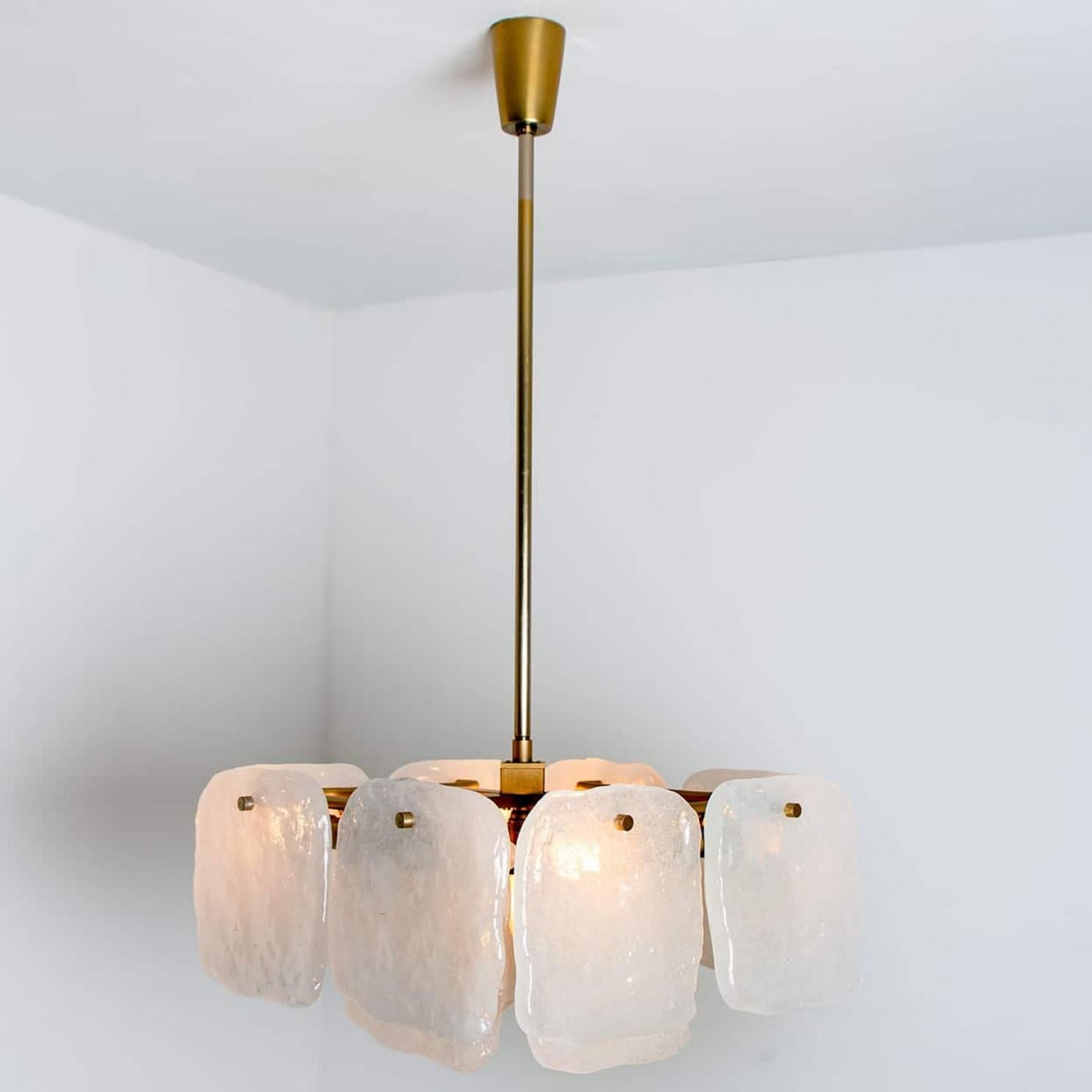 Lustre en verre et laiton conçu par J.T Kalmar, Autriche, années 1960 en vente 2