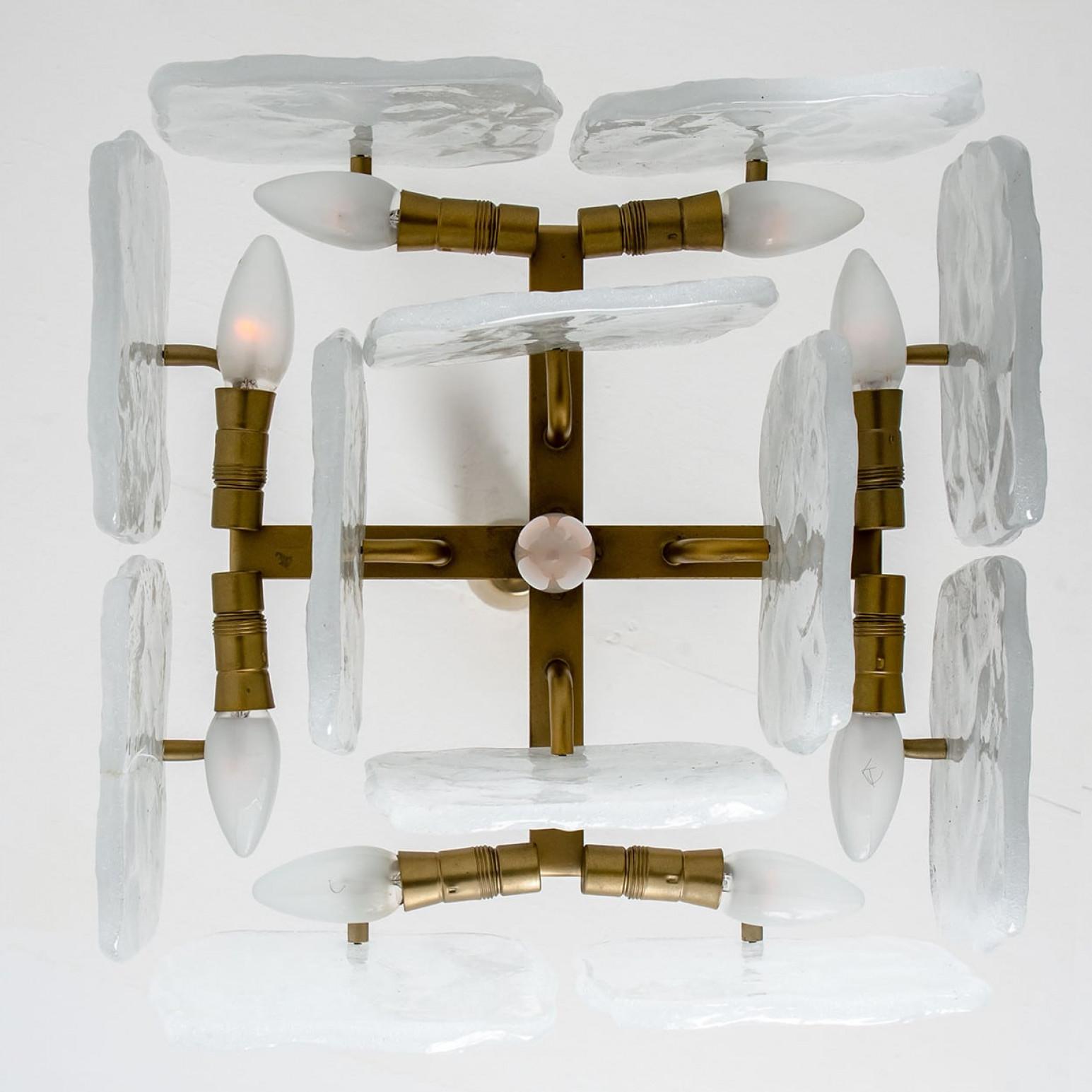 Lustre en verre et laiton conçu par J.T Kalmar, Autriche, années 1960 en vente 2