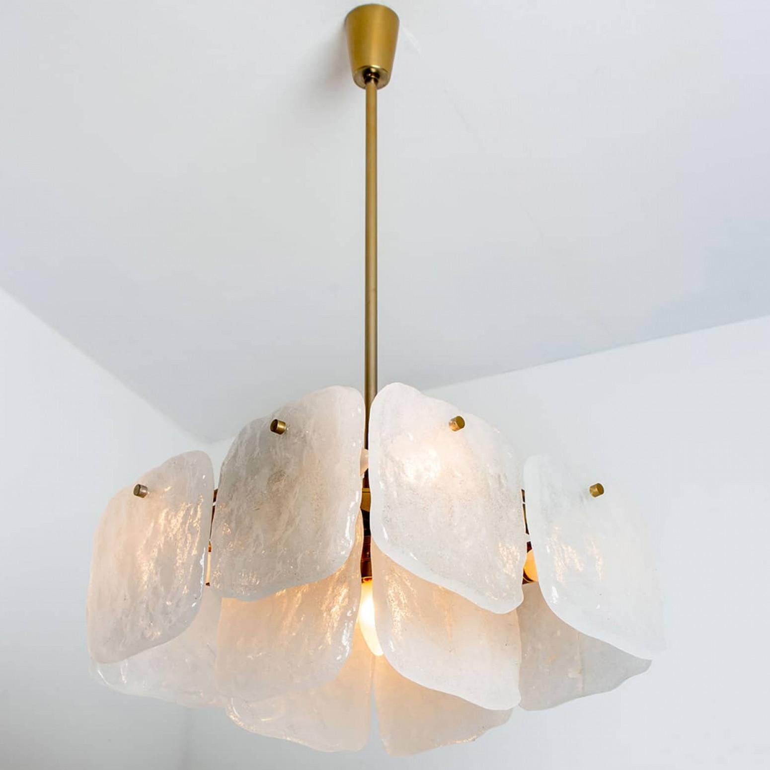 Lustre en verre et laiton conçu par J.T Kalmar, Autriche, années 1960 en vente 3