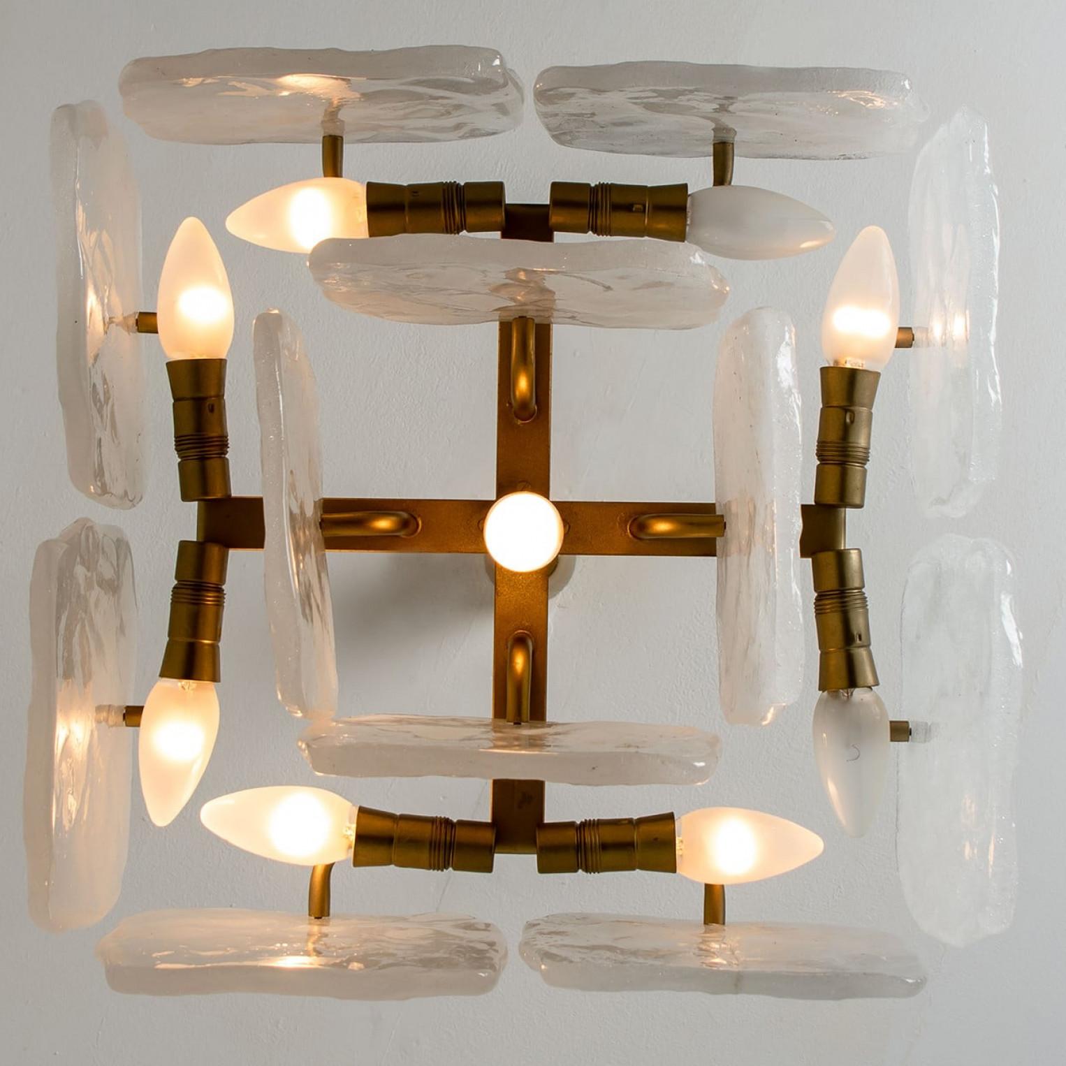 Lustre en verre et laiton conçu par J.T Kalmar, Autriche, années 1960 en vente 4