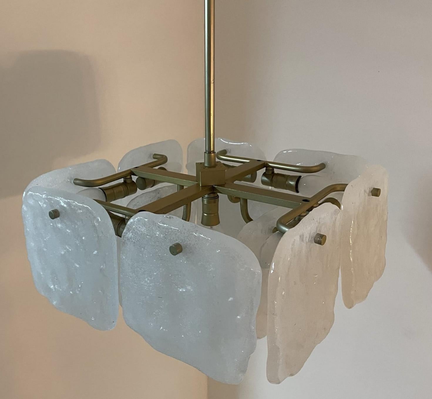 Lustre en verre et laiton conçu par J.T Kalmar, Autriche, années 1960 en vente 5
