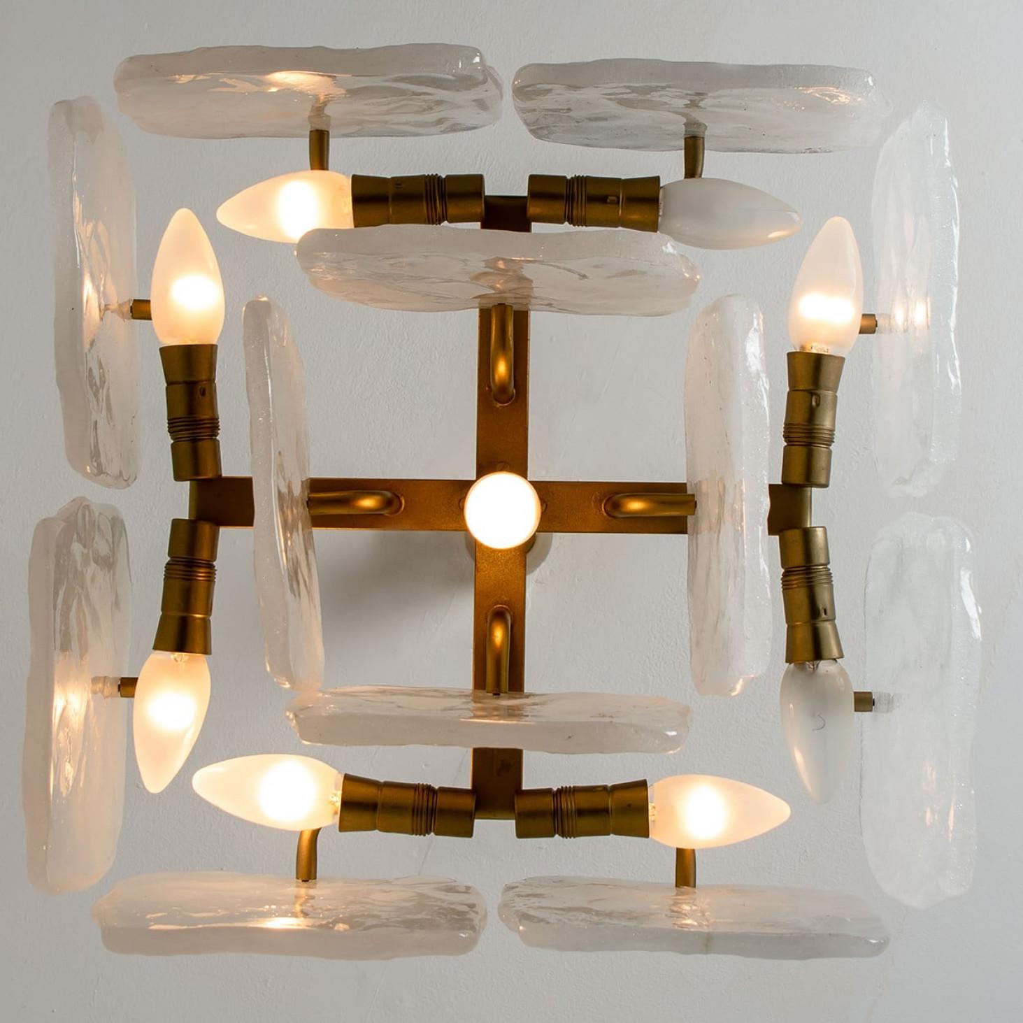Lustre en verre et laiton conçu par J.T Kalmar, Autriche, années 1960 en vente 5