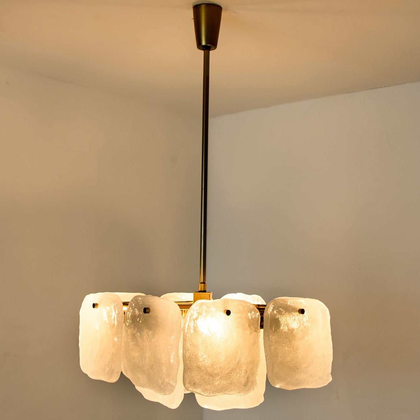 Lustre en verre et laiton conçu par J.T Kalmar, Autriche, années 1960 en vente 6