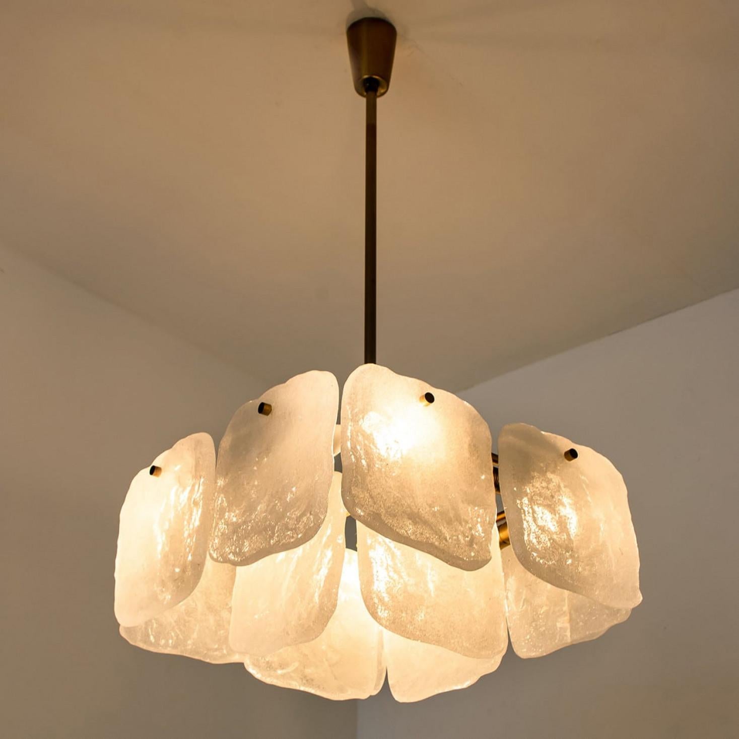 Lustre en verre et laiton conçu par J.T Kalmar, Autriche, années 1960 en vente 7