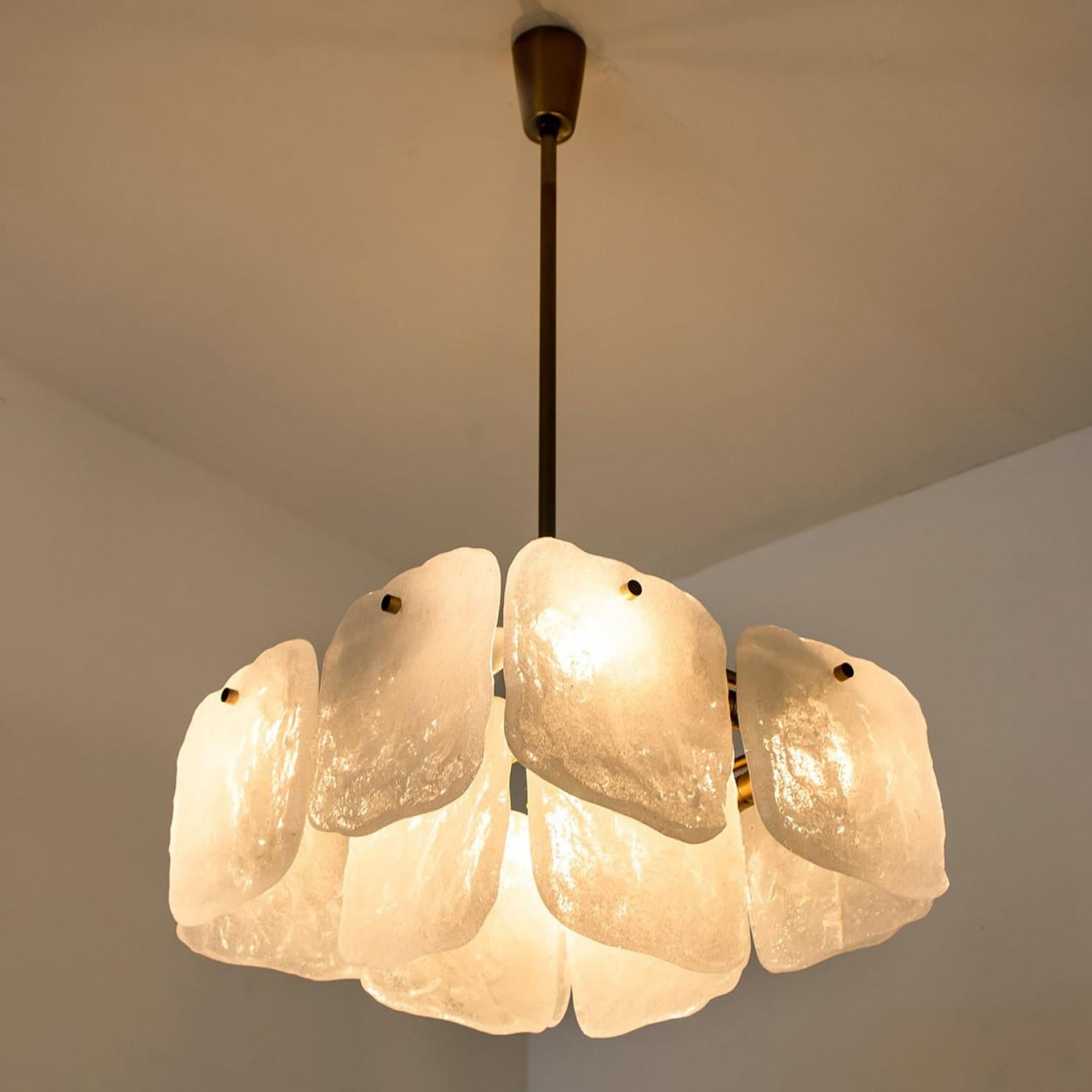 Lustre en verre et laiton conçu par J.T Kalmar, Autriche, années 1960 en vente 8