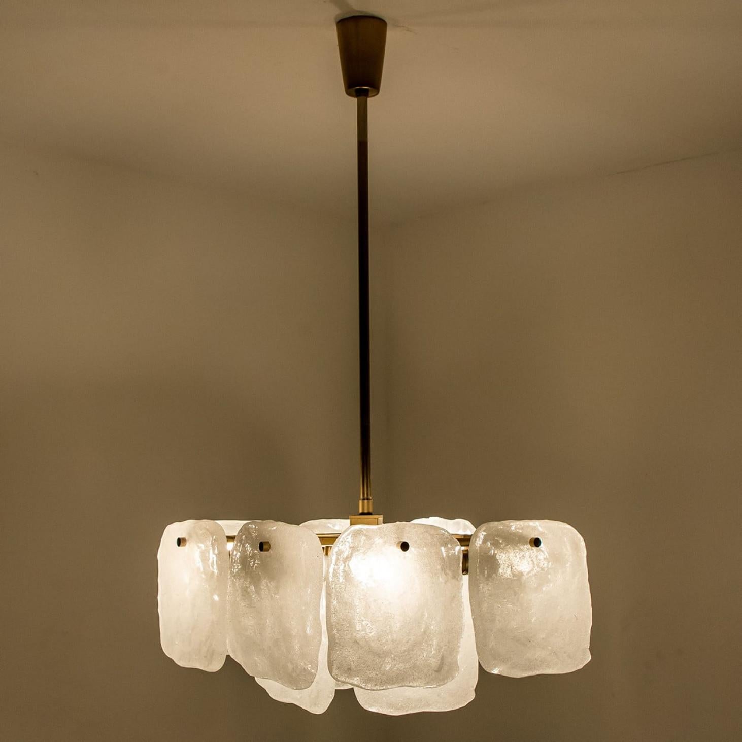 Lustre en verre et laiton conçu par J.T Kalmar, Autriche, années 1960 en vente 9