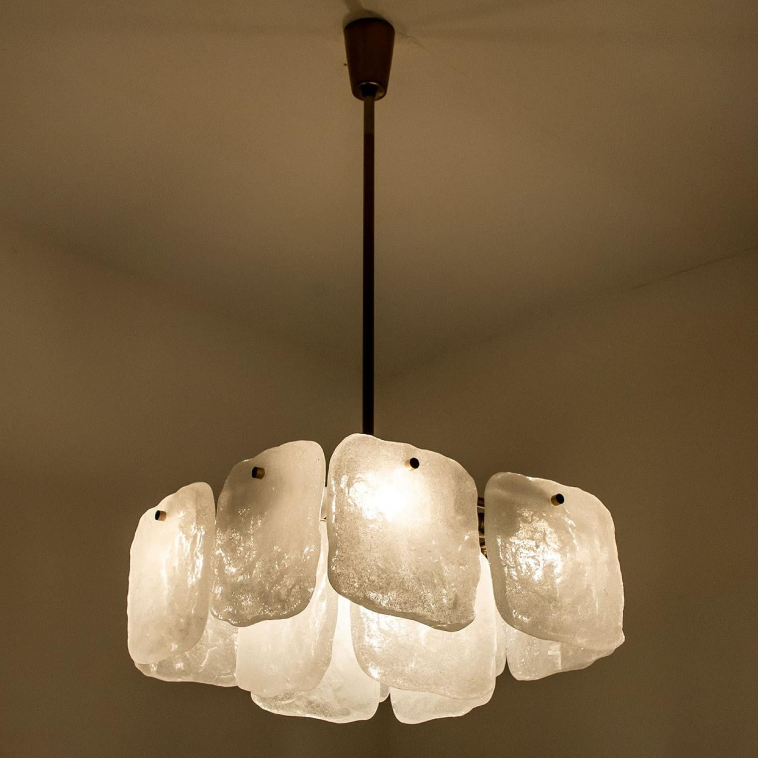 Lustre en verre et laiton conçu par J.T Kalmar, Autriche, années 1960 en vente 10
