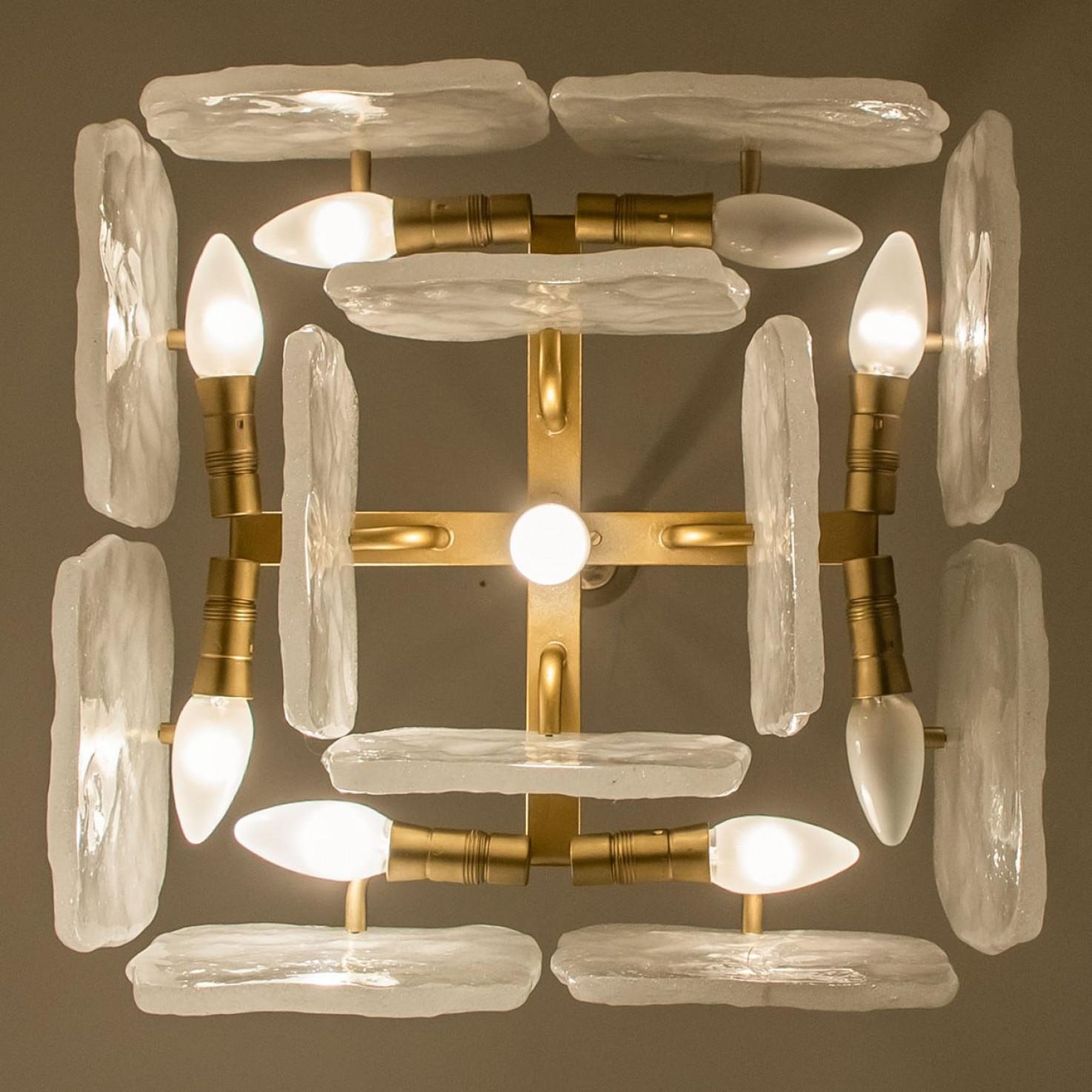 Lustre en verre et laiton conçu par J.T Kalmar, Autriche, années 1960 en vente 11