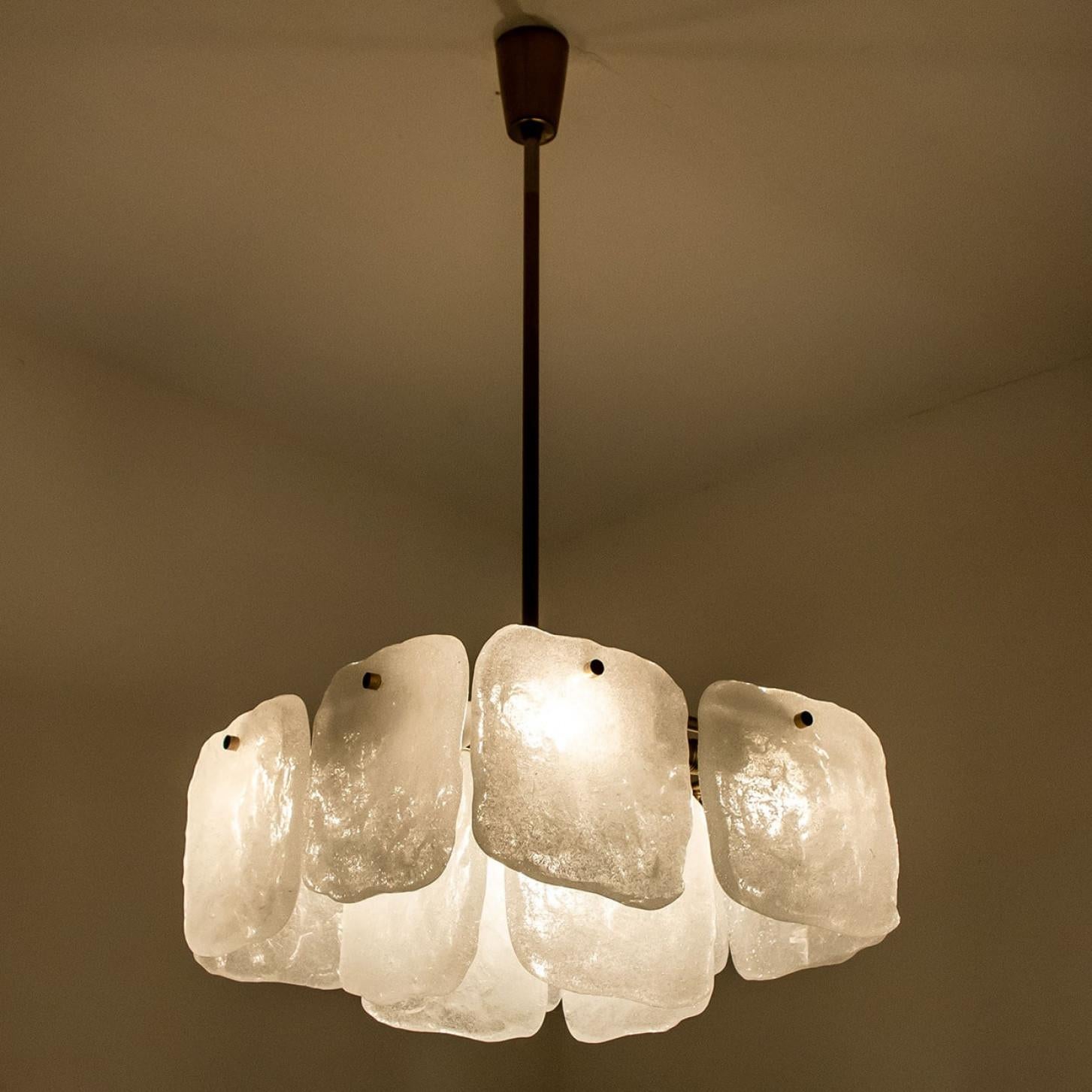 Lustre en verre et laiton conçu par J.T Kalmar, Autriche, années 1960 en vente 11