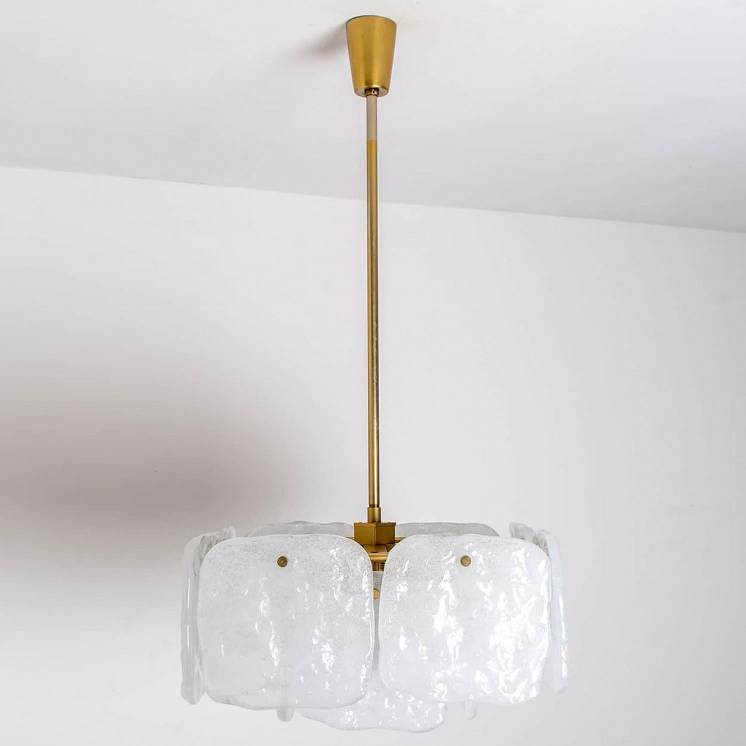 Autrichien Lustre en verre et laiton conçu par J.T Kalmar, Autriche, années 1960 en vente