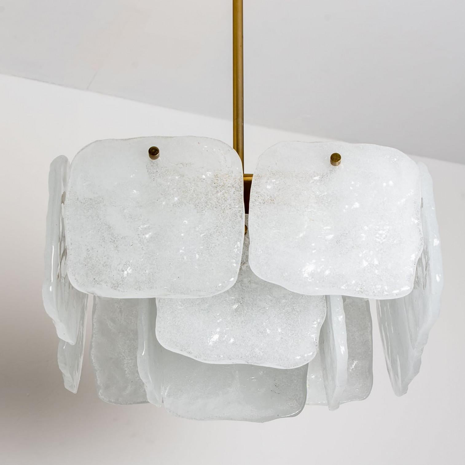 Milieu du XXe siècle Lustre en verre et laiton conçu par J.T Kalmar, Autriche, années 1960 en vente