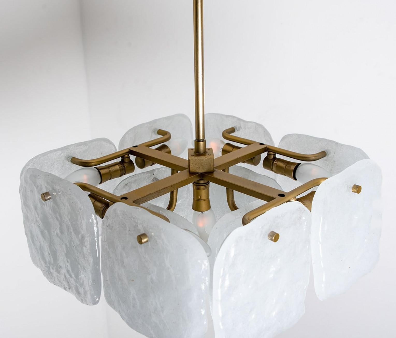 Laiton Lustre en verre et laiton conçu par J.T Kalmar, Autriche, années 1960 en vente