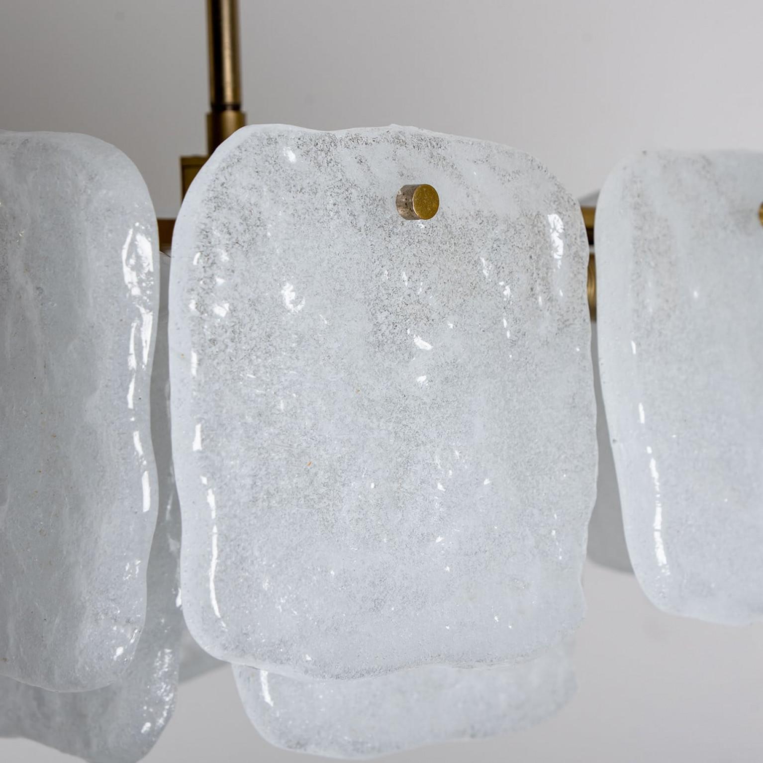 Lustre en verre et laiton conçu par J.T Kalmar, Autriche, années 1960 en vente 1