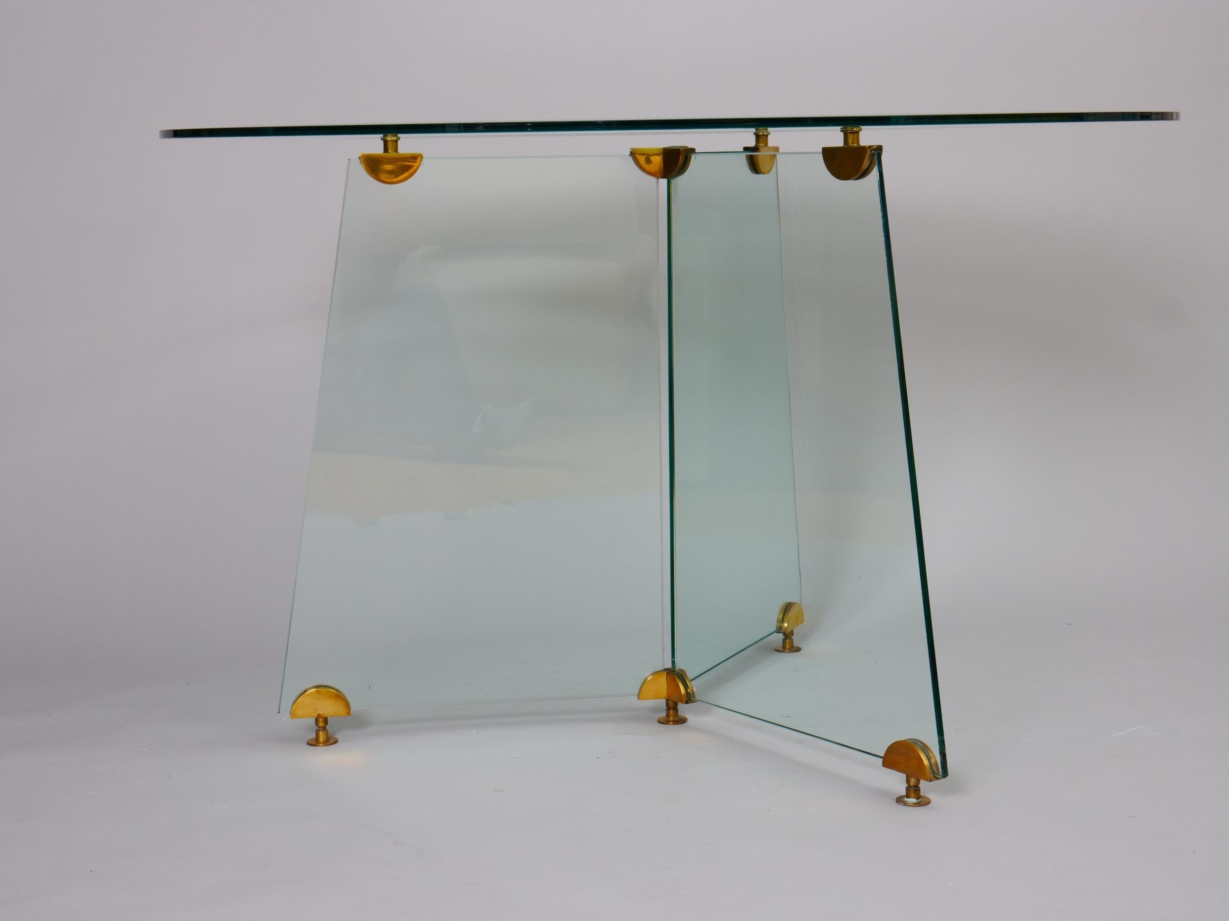 Glass and brass circular table In Good Condition For Sale In London, GB
