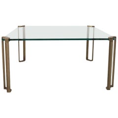 Mesa baja de cristal y latón de Peter Ghyczy, años 70