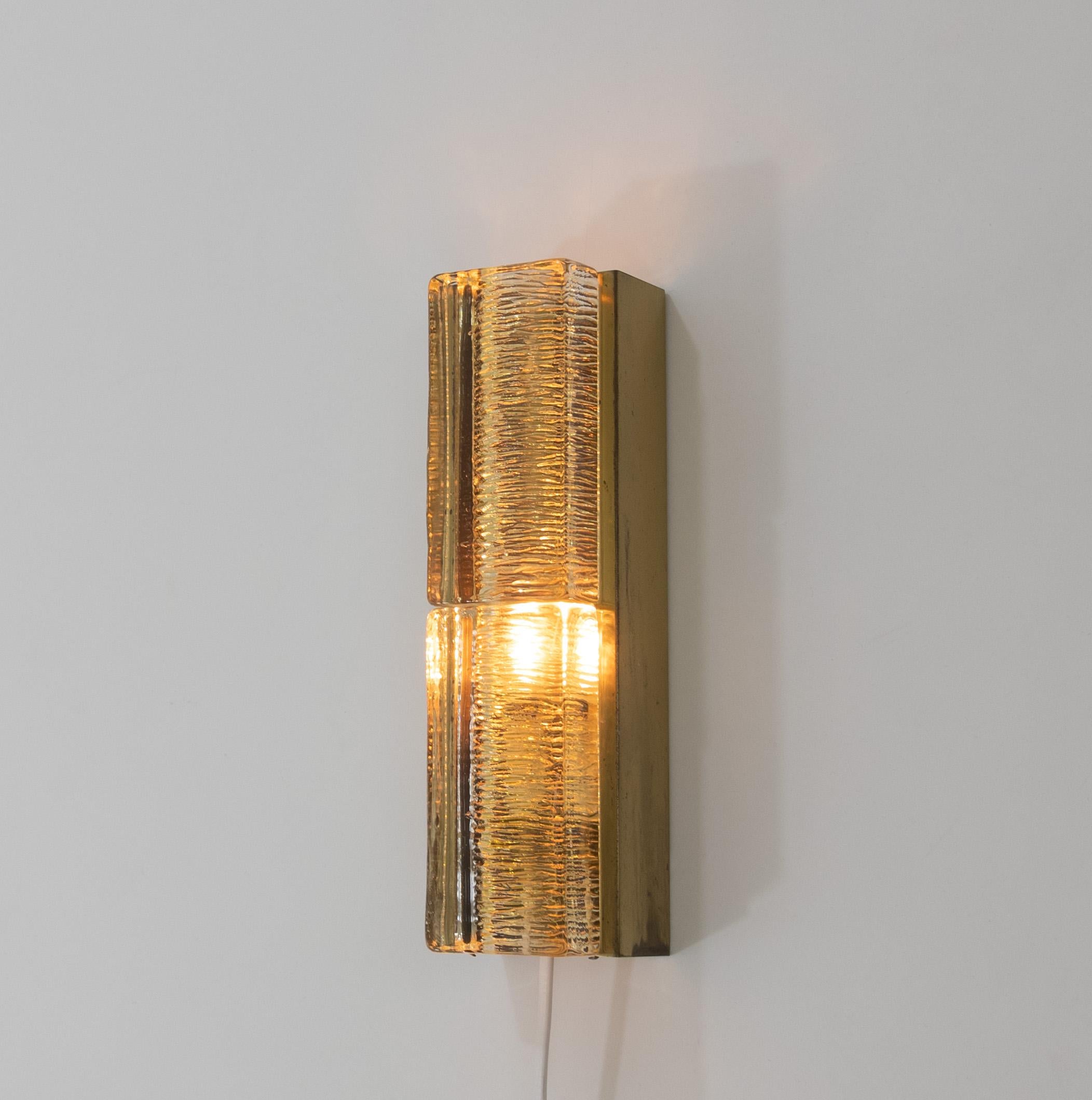 Wandleuchte Double Atlantic, entworfen und hergestellt vom dänischen Leuchtenhersteller Vitrika in den 1970er Jahren.

Die Lampe besteht aus zwei Teilen: einem Messinghalter und zwei massiven und ziemlich schweren handgefertigten Glaskörpern in