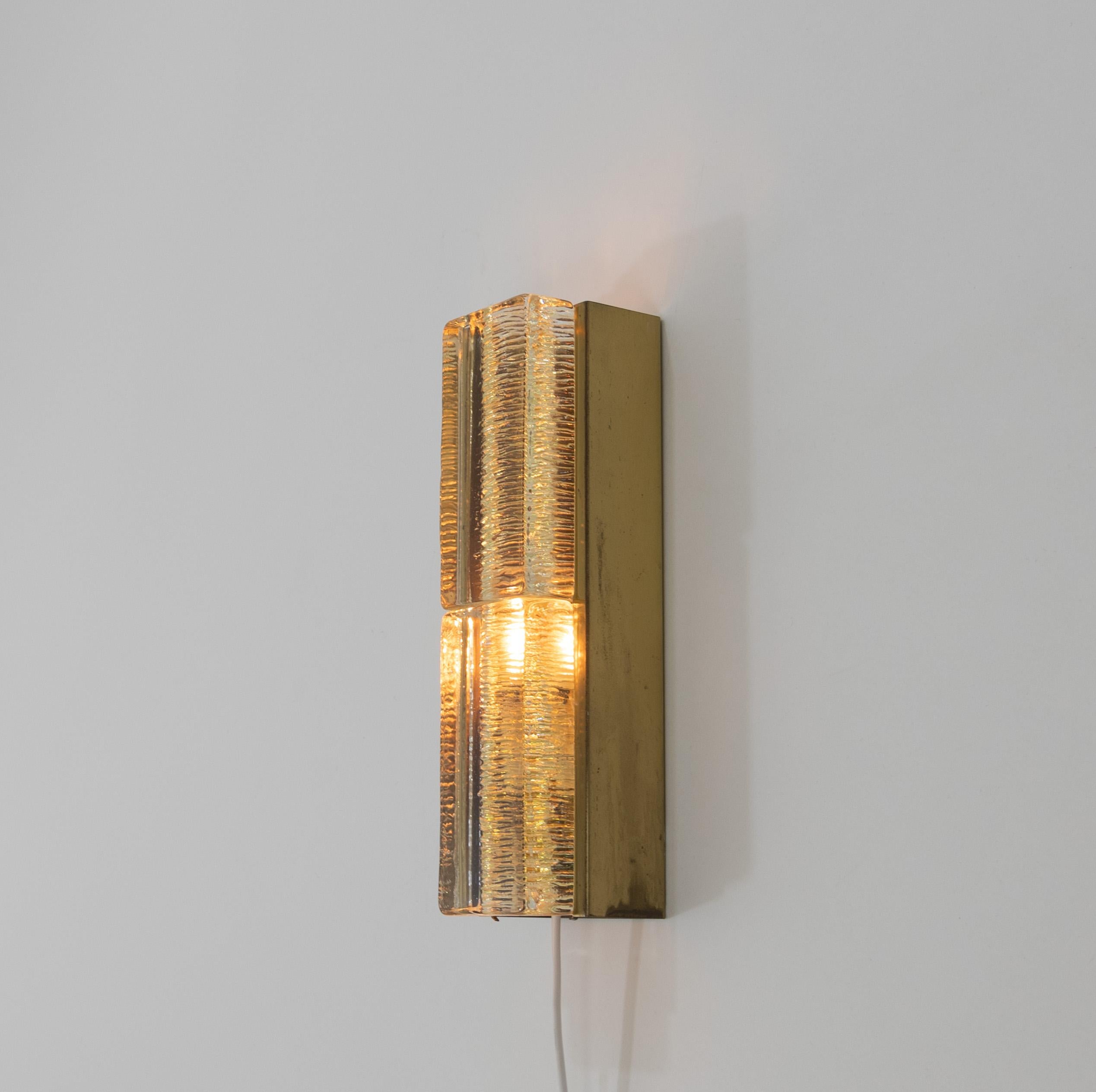 Wandleuchte aus Glas und Messing Double Atlantic von Vitrika in Gold, 1970er Jahre (Skandinavische Moderne) im Angebot