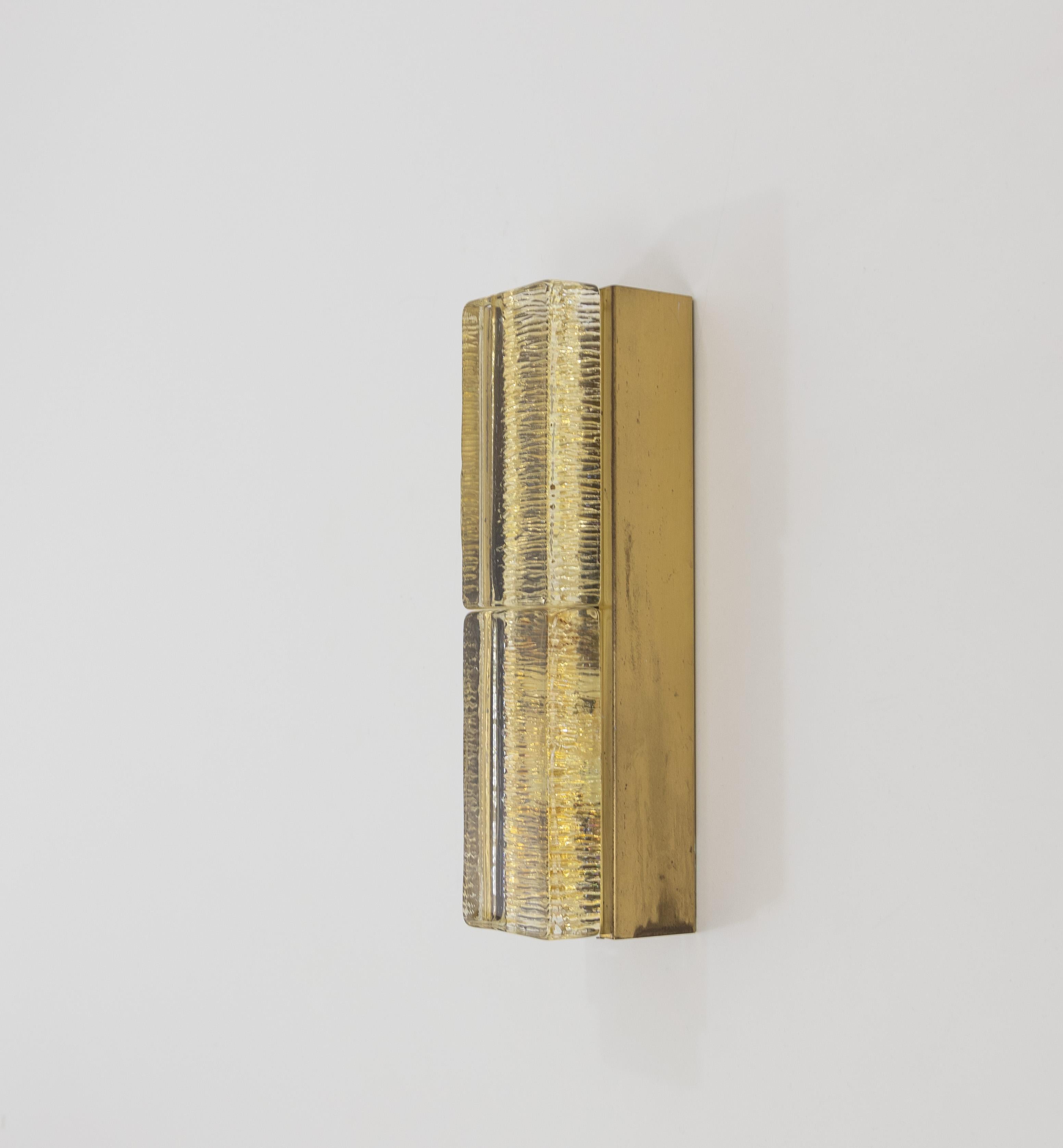 Wandleuchte aus Glas und Messing Double Atlantic von Vitrika in Gold, 1970er Jahre (Dänisch) im Angebot