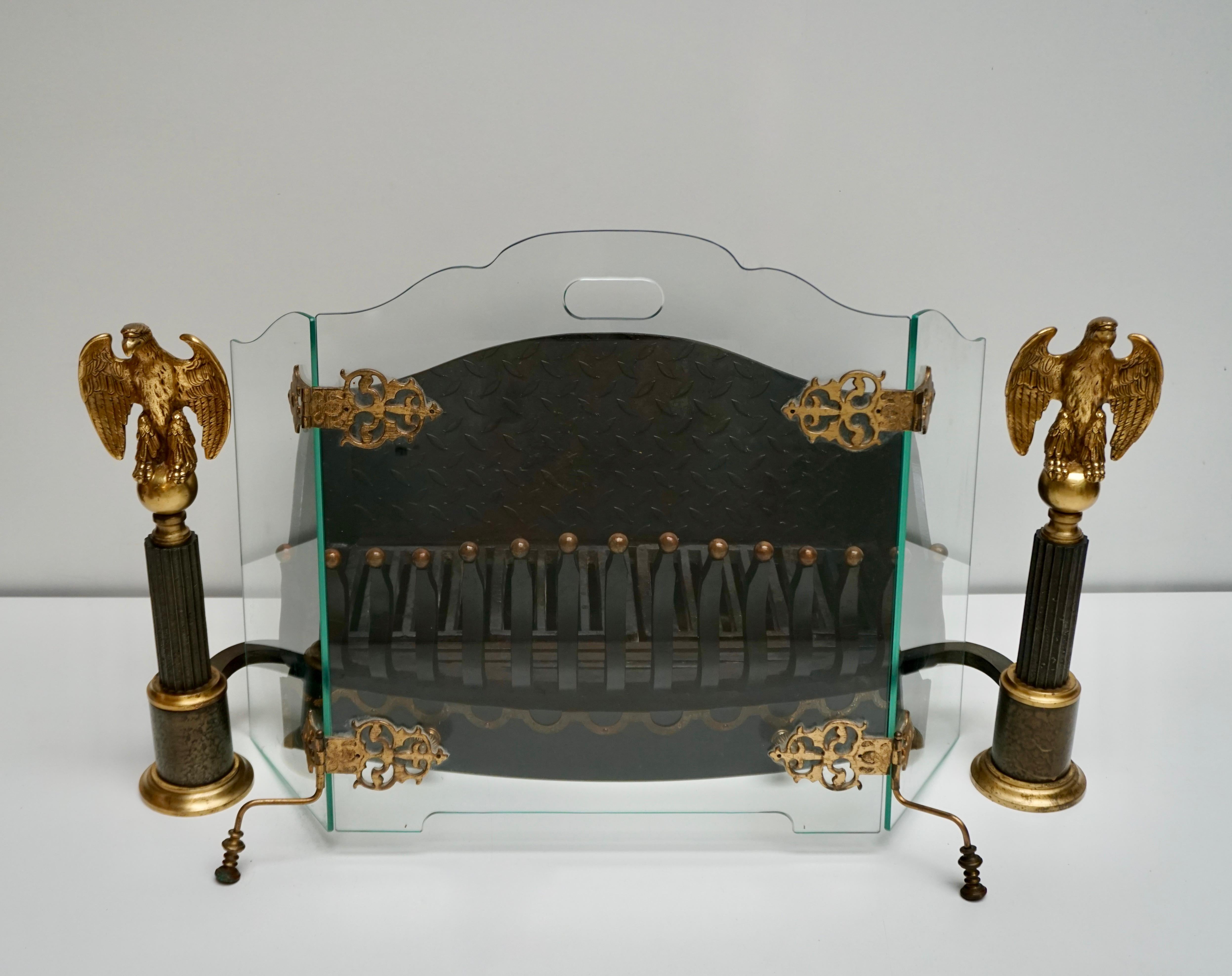 Ein unglaublicher Kaminschirm mit funktioneller Kunst aus grünem Glas mit Scharnieren und Füßen aus Messing,
um 1900-1930.


Der Feuerrost ist nicht im Preis enthalten.