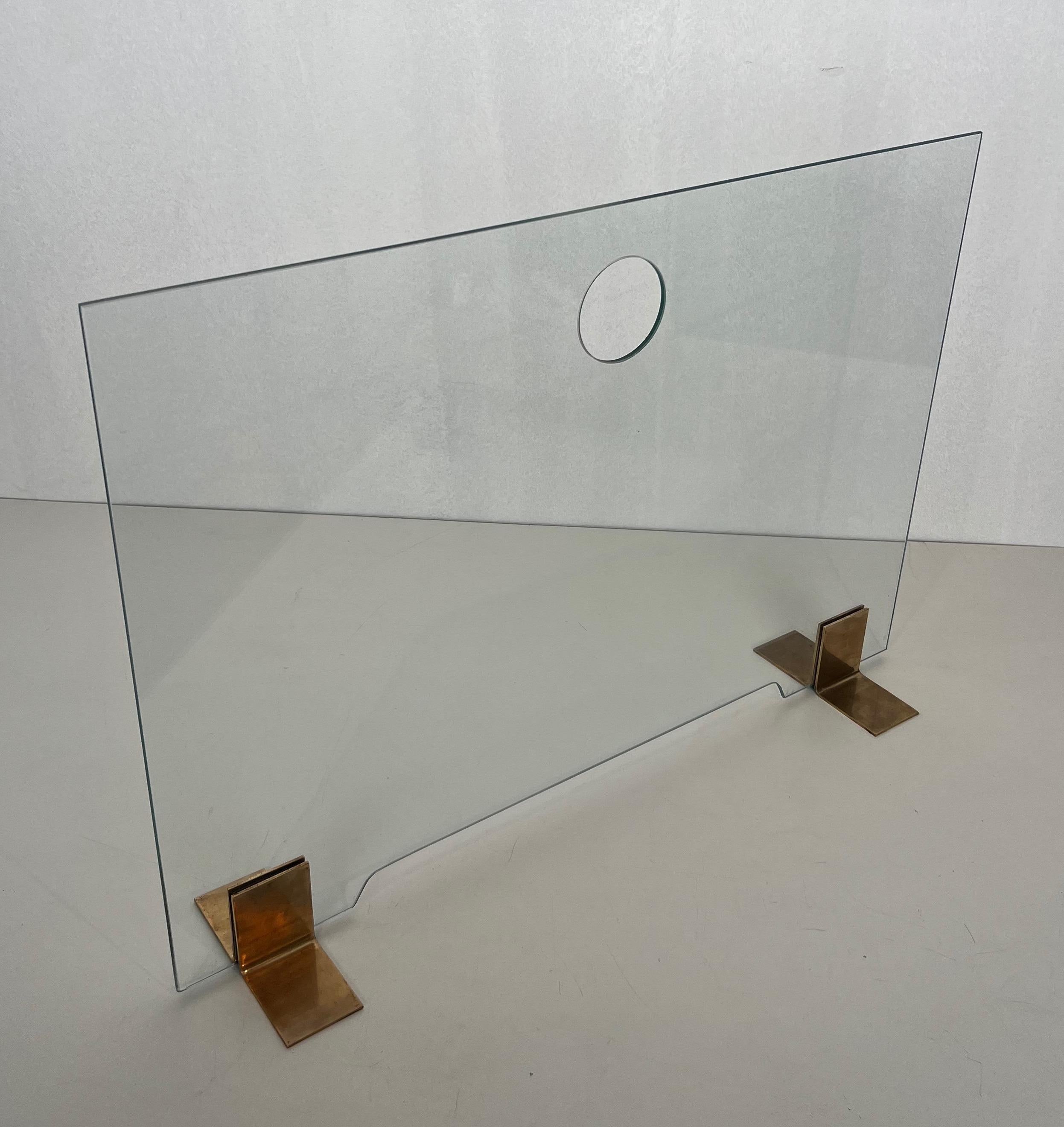 Dieser Kaminschirm ist aus gehärtetem Glas mit eleganten Messingfüßen gefertigt. Dies ist ein französisches Werk. CIRCA 1970