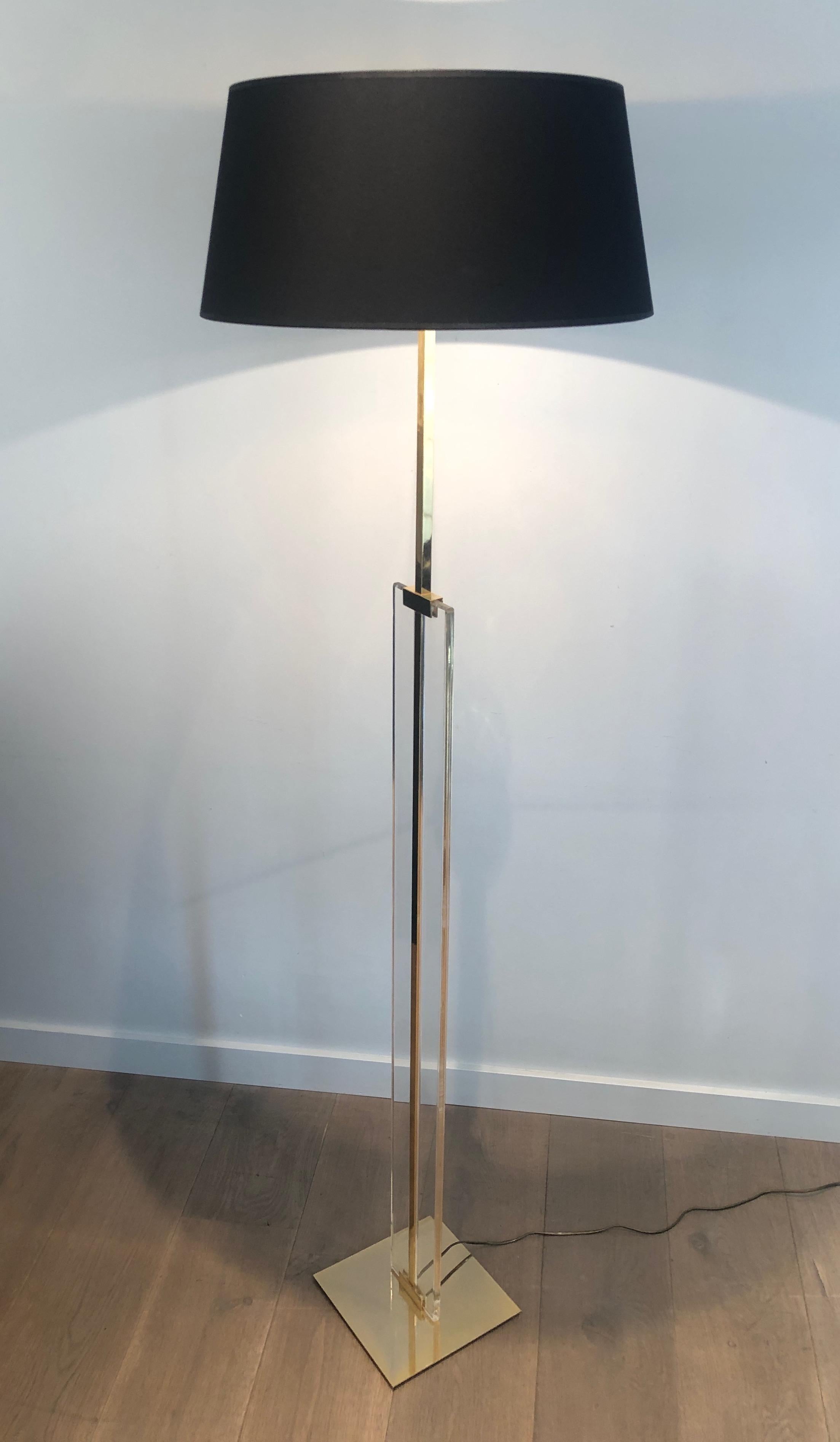 Lámpara de pie de vidrio y latón, francesa, circa 1970 en venta 4