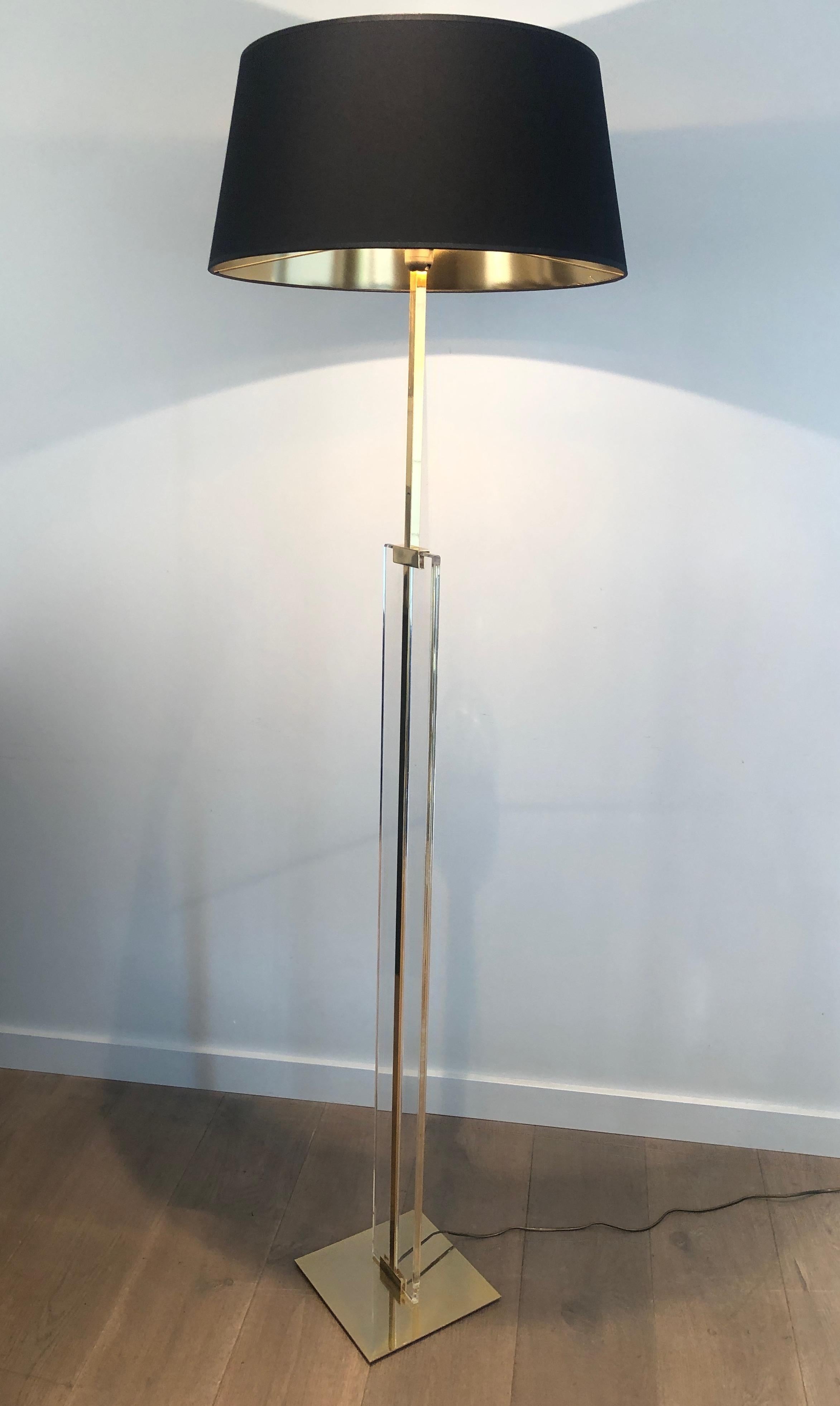 Lámpara de pie de vidrio y latón, francesa, circa 1970 en venta 5