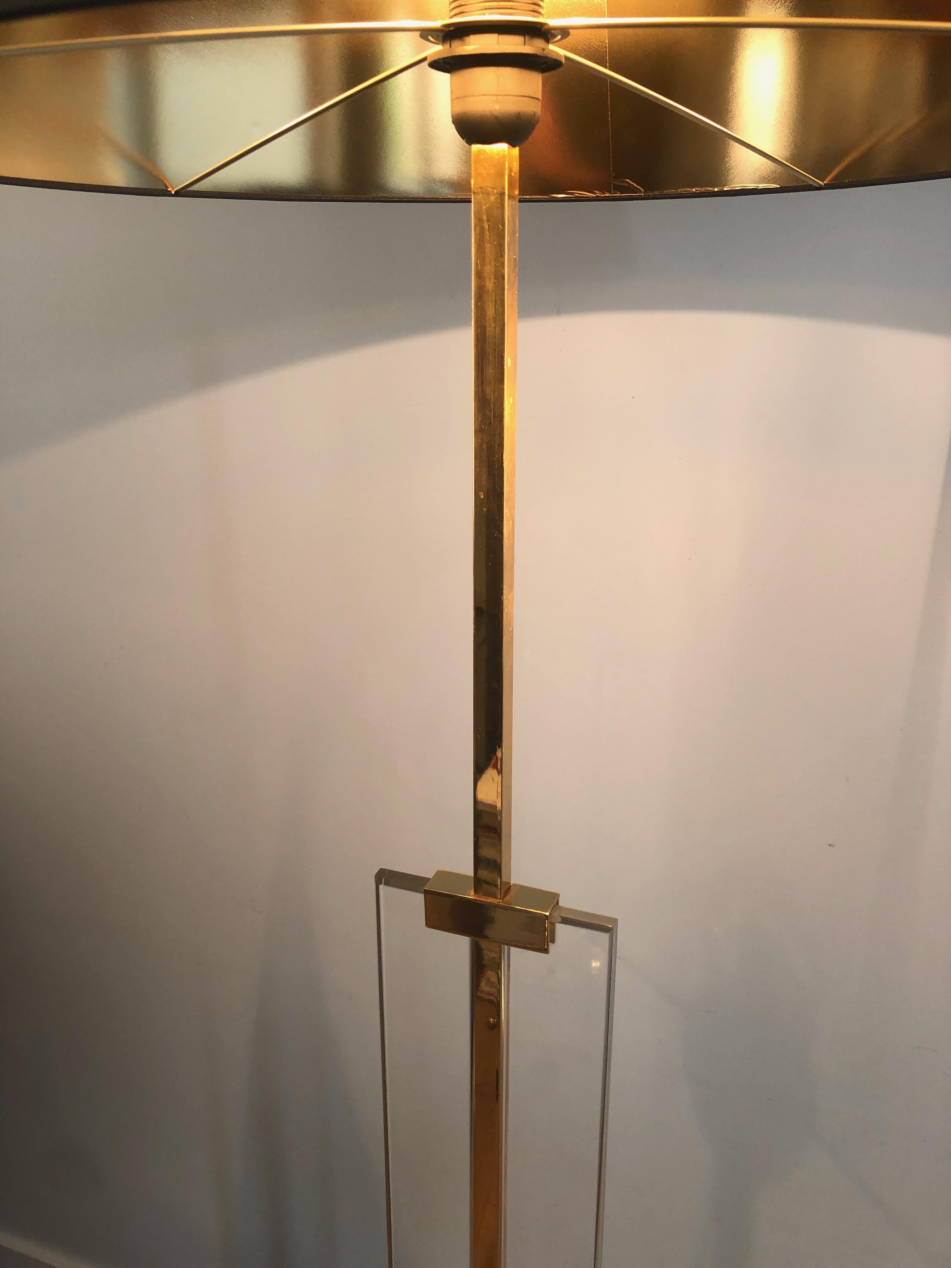 Lámpara de pie de vidrio y latón, francesa, circa 1970 en venta 6