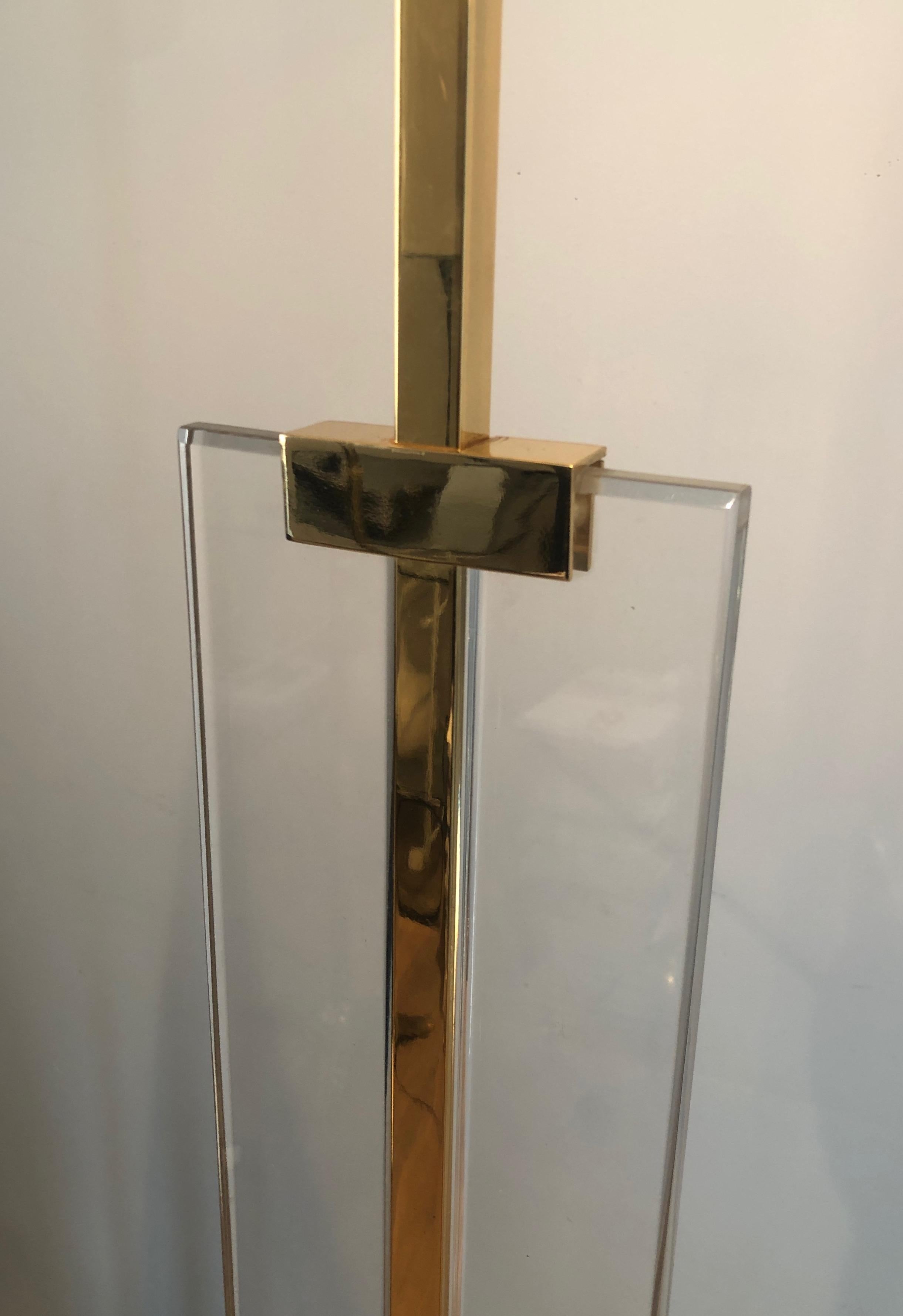 Lámpara de pie de vidrio y latón, francesa, circa 1970 en venta 7