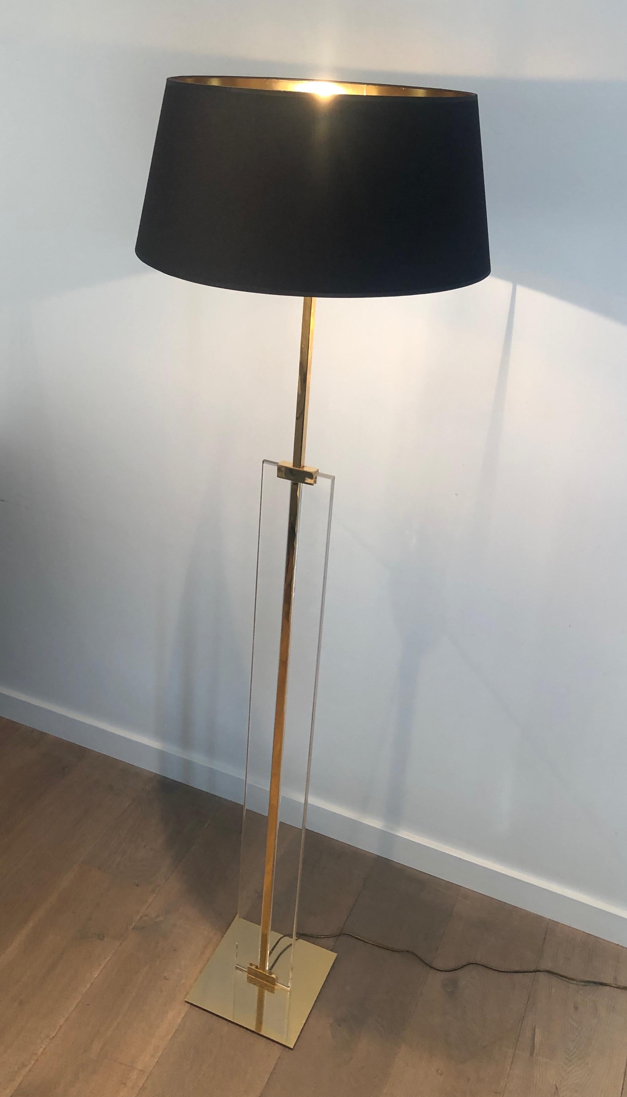 Lámpara de pie de vidrio y latón, francesa, circa 1970 Moderno de mediados de siglo en venta