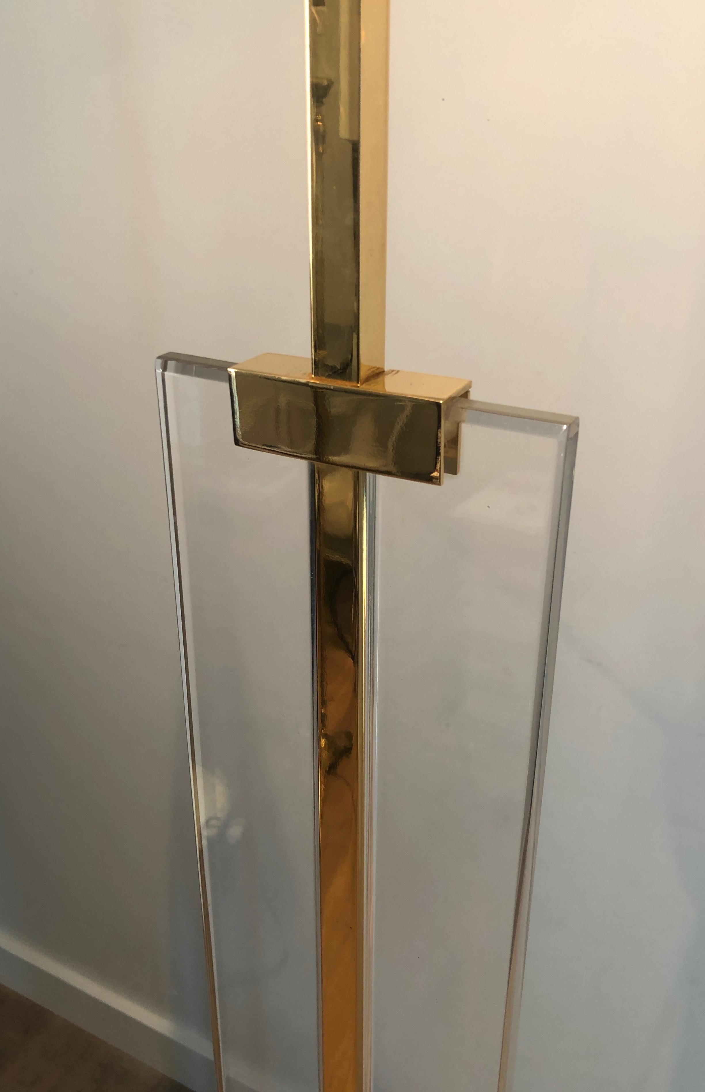 Lámpara de pie de vidrio y latón, francesa, circa 1970 en Bueno estado para la venta en Marcq-en-Barœul, Hauts-de-France