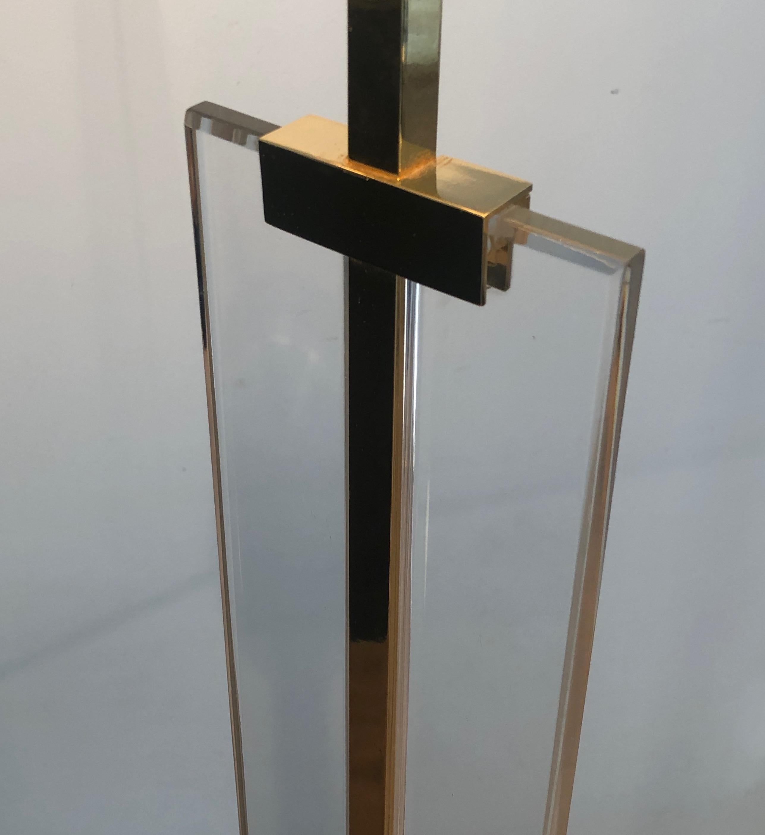 Lámpara de pie de vidrio y latón, francesa, circa 1970 finales del siglo XX en venta