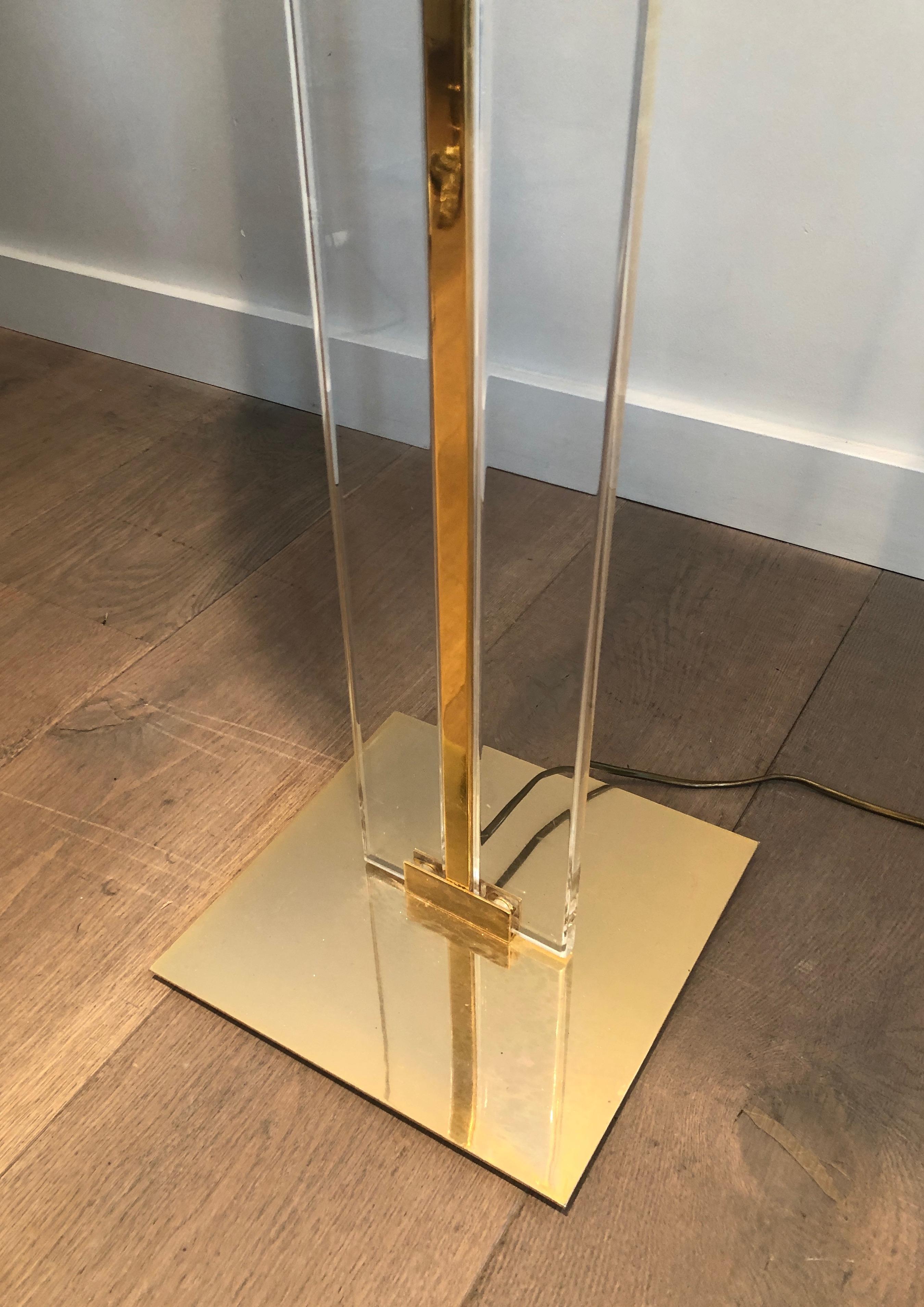 Lámpara de pie de vidrio y latón, francesa, circa 1970 en venta 2