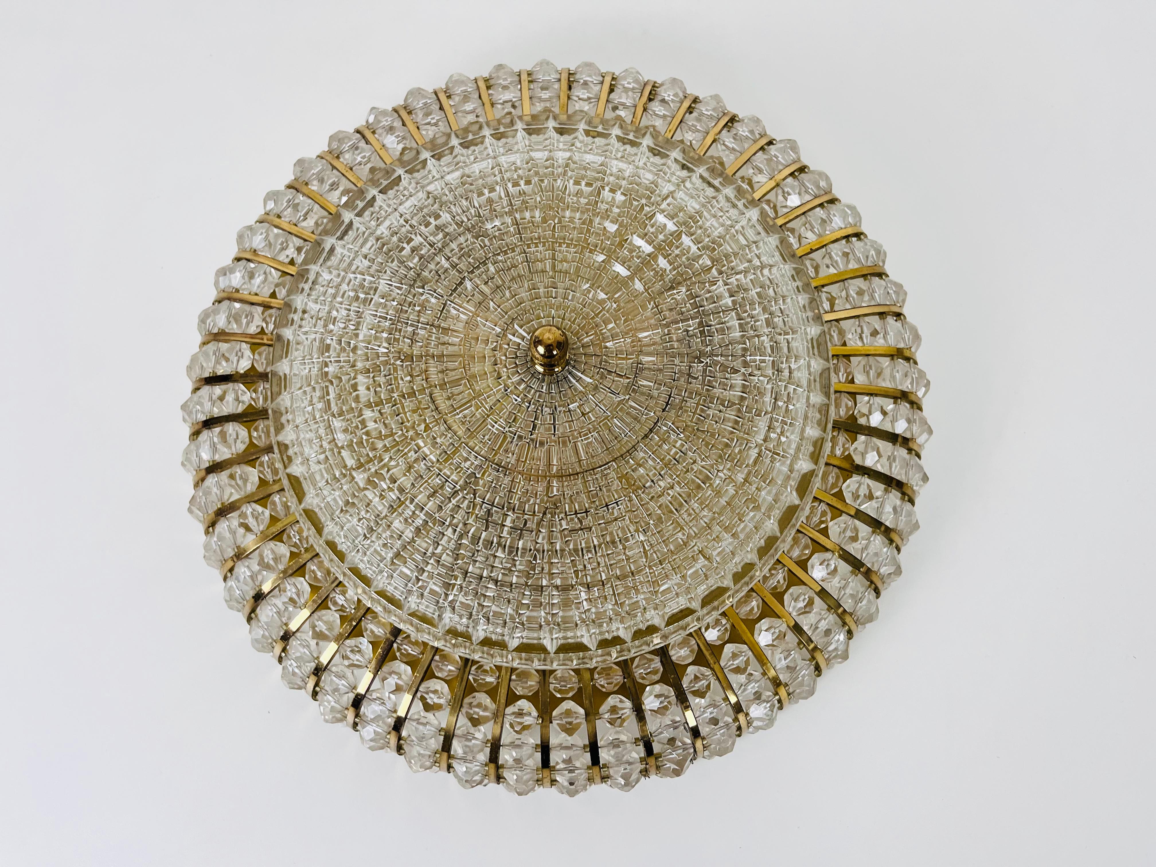 Una hermosa montura empotrada realizada por Emil Stejnar para Rupert Nikoll, Austria, en la década de 1960. La iluminación tiene un diseño asombroso de mediados de siglo. Está hecha de latón y cristal. 

La luz requiere bombillas E14. Funciona