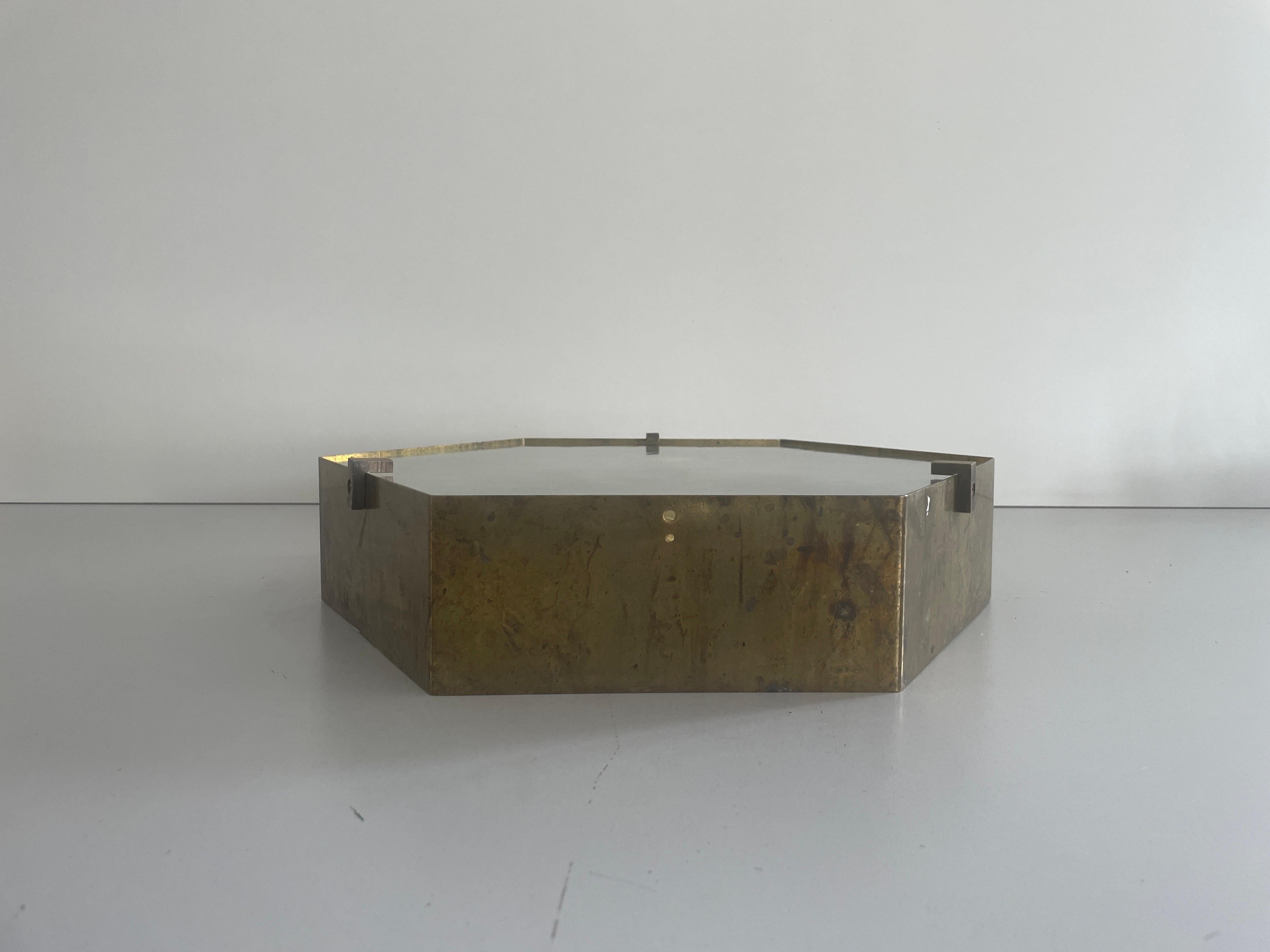 Exclusiva lámpara empotrada italiana hexagonal de cristal semitransparente y marco de latón, al estilo de Gio Ponti - Arredoluce, años 50, Italia

Cantidad : 4

La pantalla está en muy buen estado vintage.

Esta lámpara funciona con 3 bombillas E27.