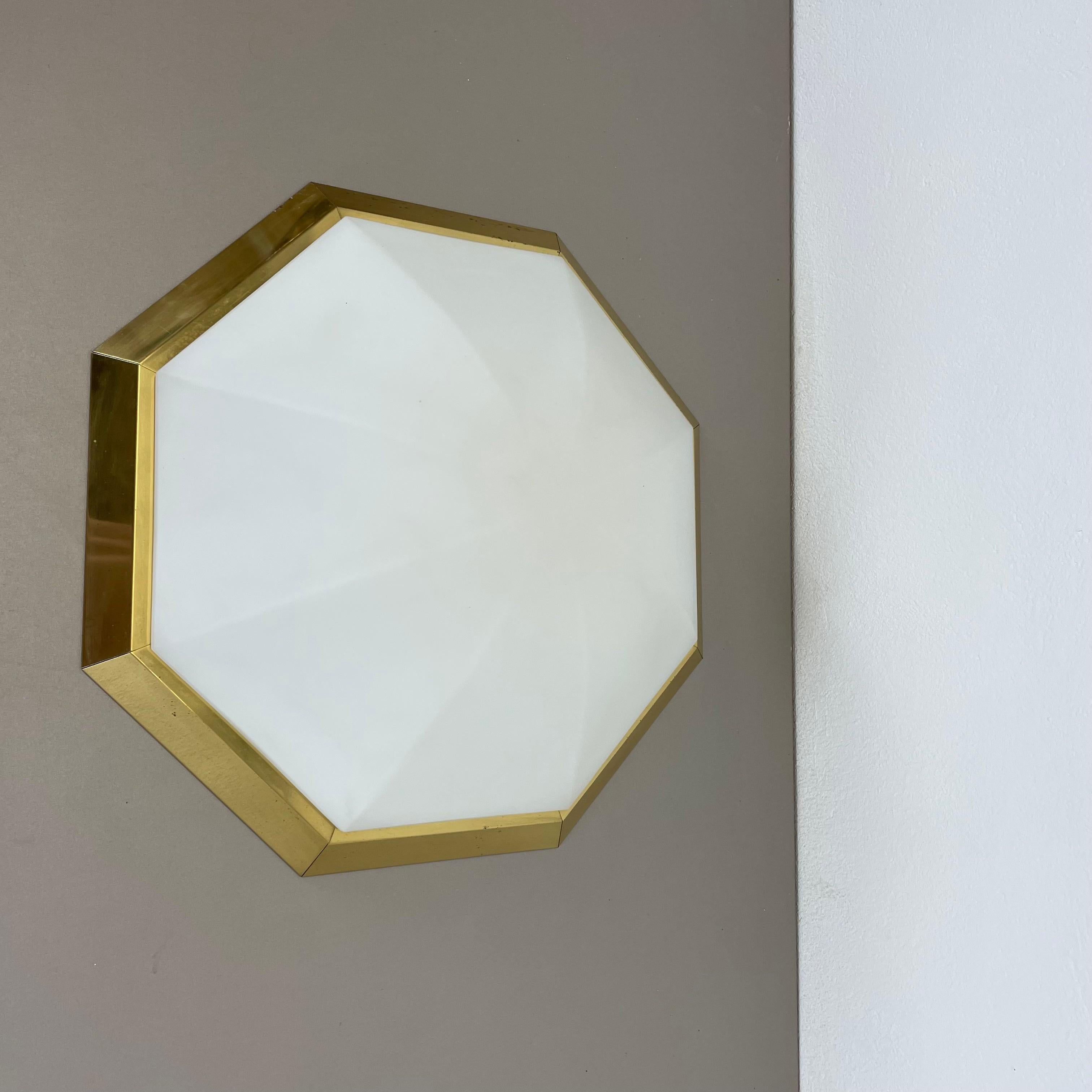 ARTICLE:

Ceiling flushmount light, 
also useable as wall light


PRODUCER:

Glashütte Limburg, Germany



ORIGIN:

Germany



AGE:

1970s



DESCRIPTION:

Original 70s modernist german wall Light made of high quality white