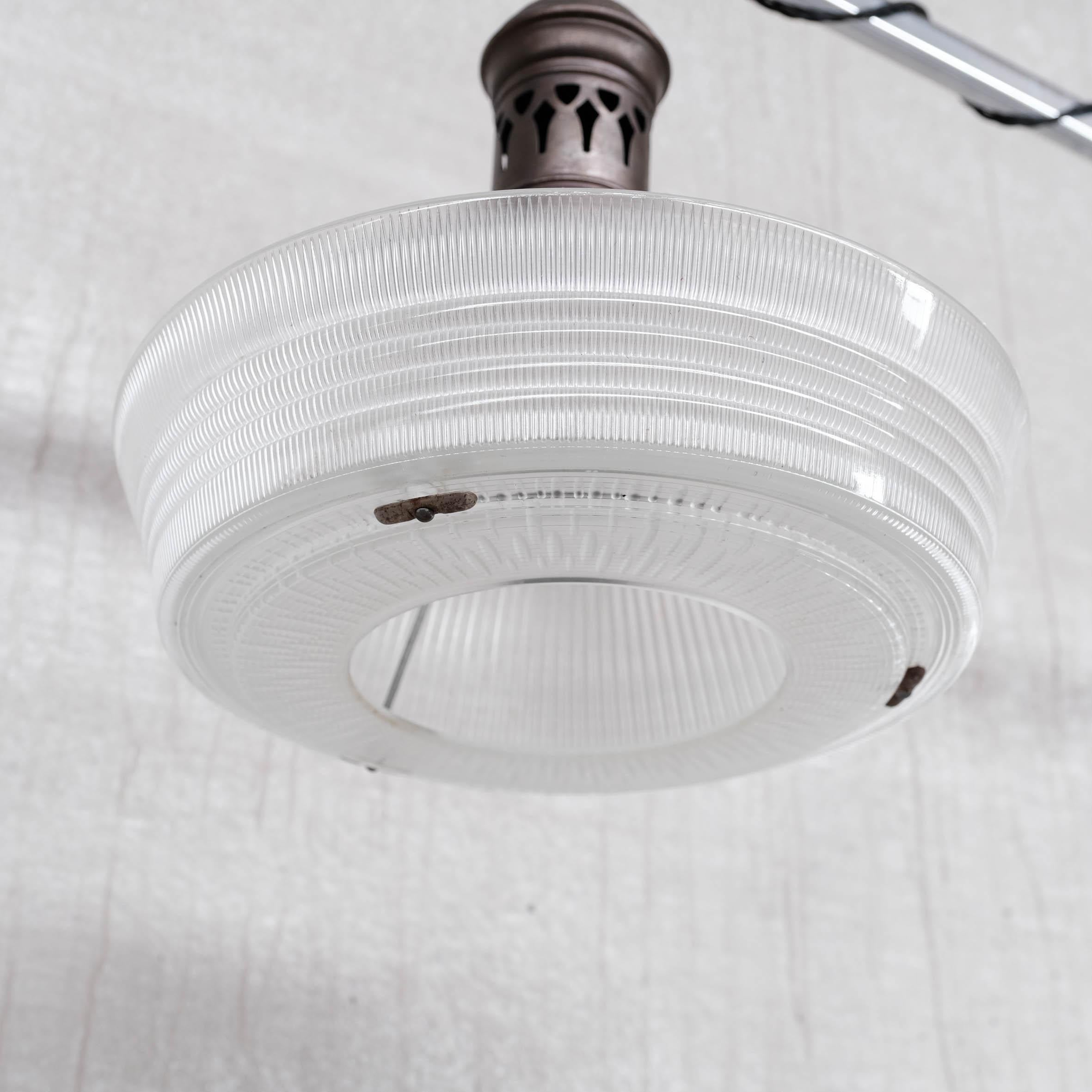 Lampada a sospensione antica in vetro e ottone Holophane in vendita 5