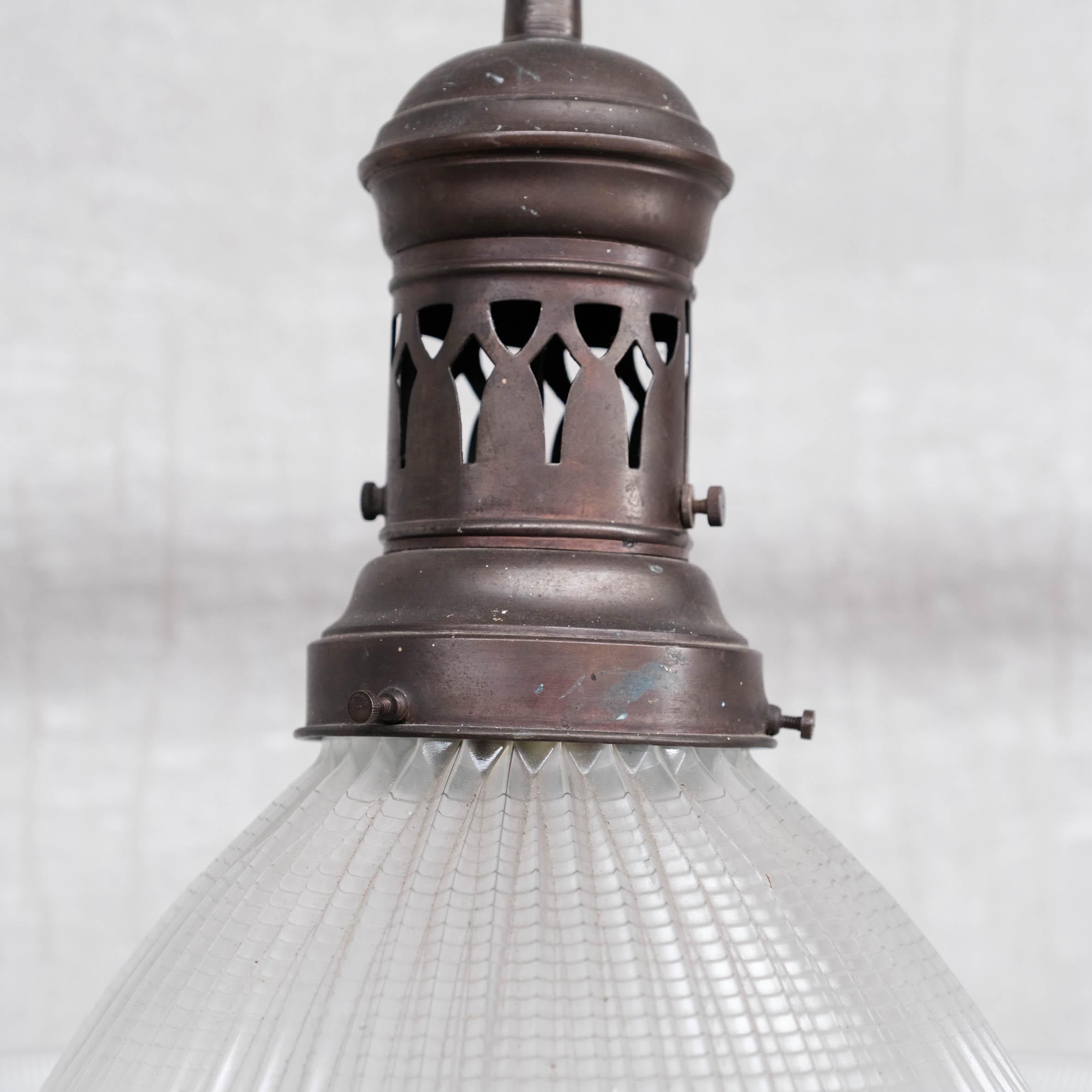 Francese Lampada a sospensione antica in vetro e ottone Holophane in vendita